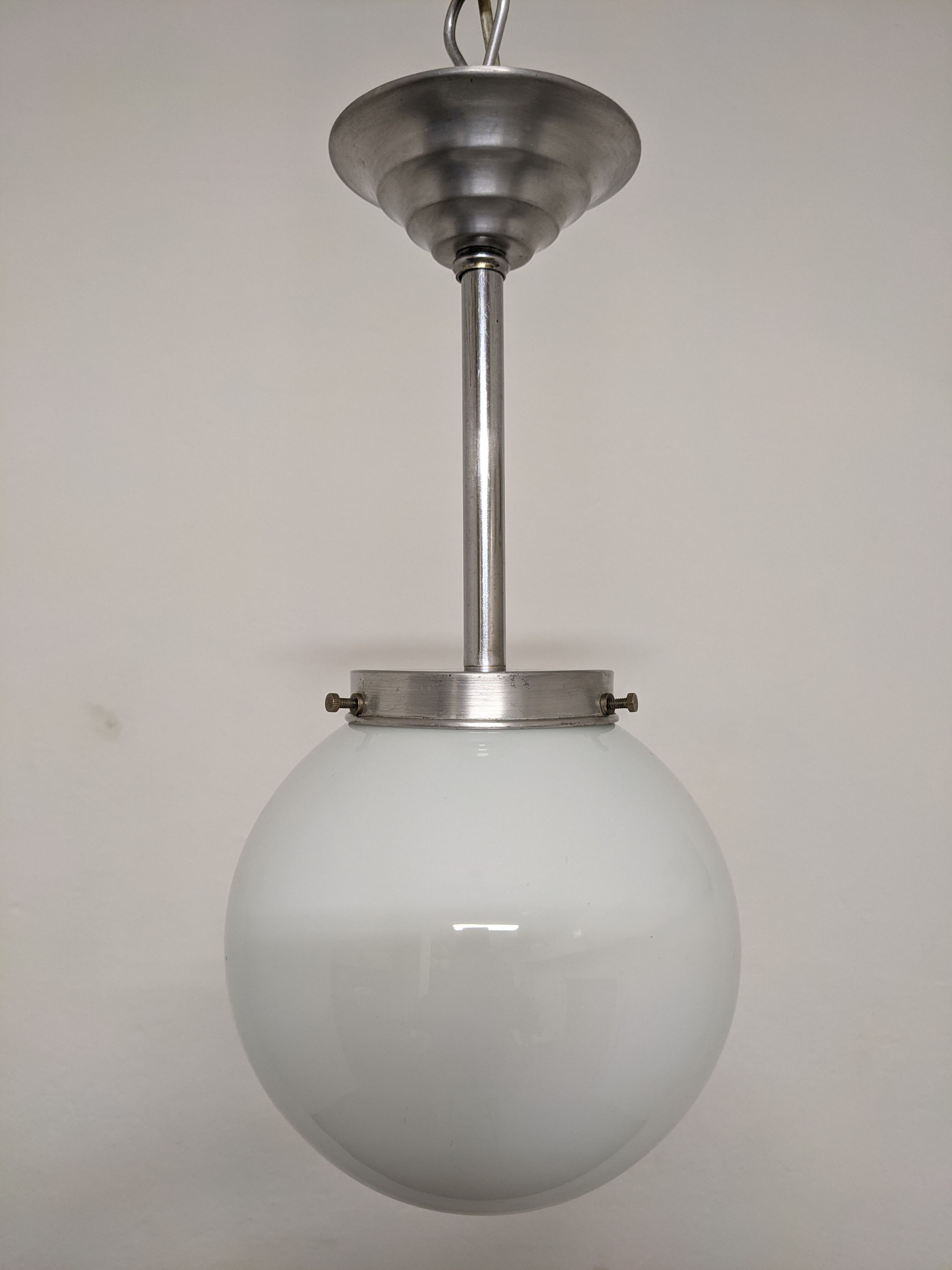 Art Deco ball suspension in opaline