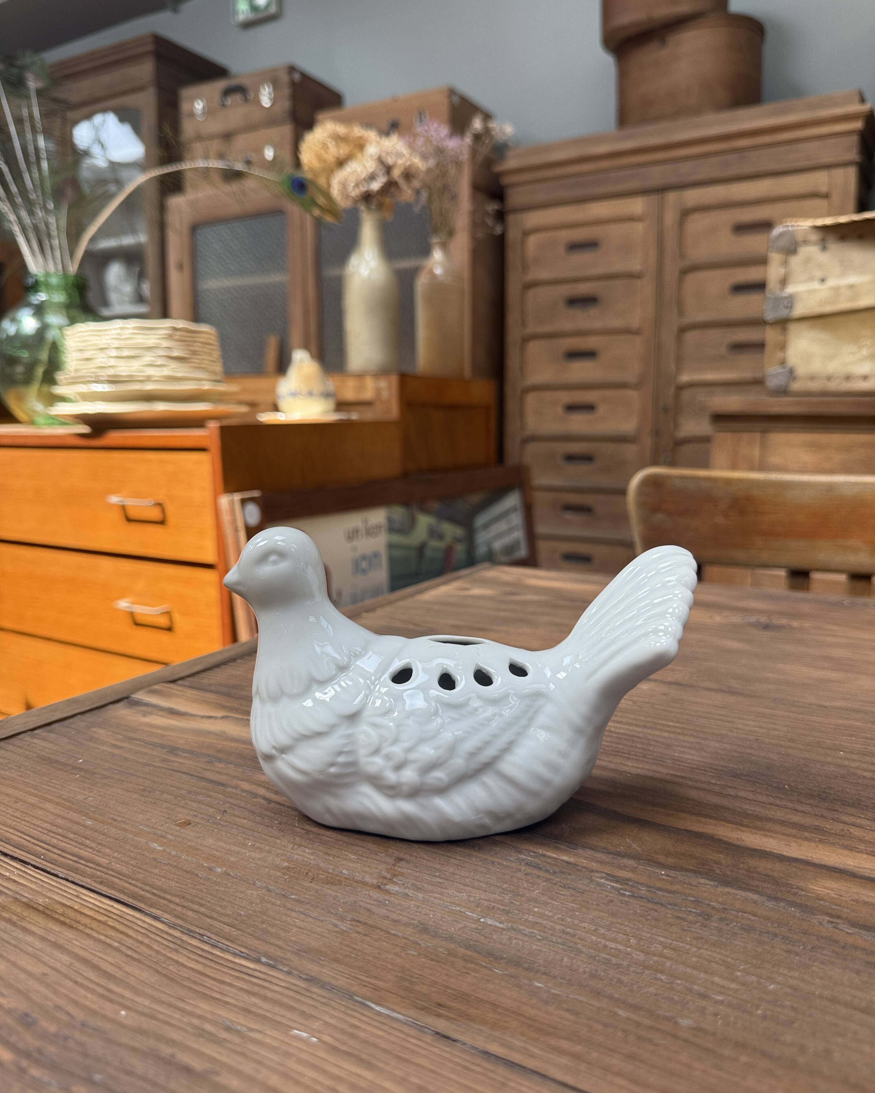 Pique fleurs colombe en porcelaine