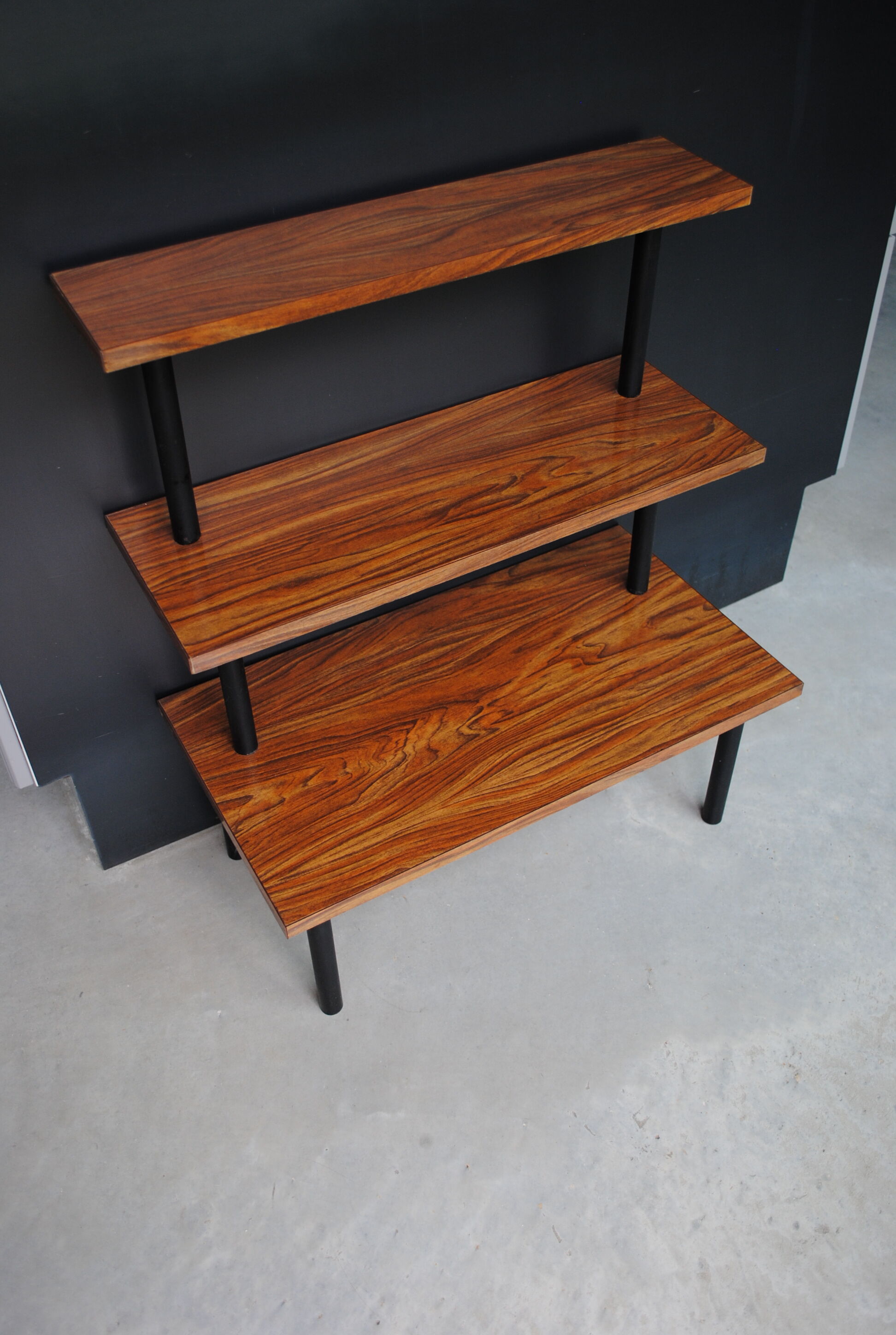 Etagère sur pieds en formica