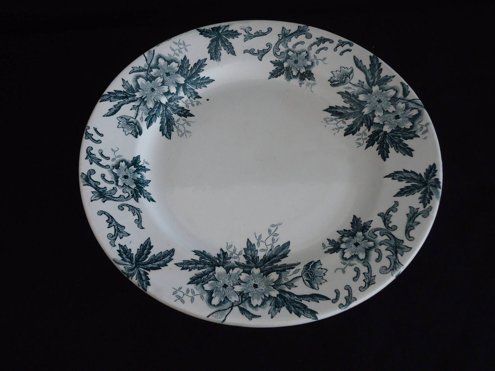 Plat sur piedouche en terre de fer, saint amand société l’amandinoise