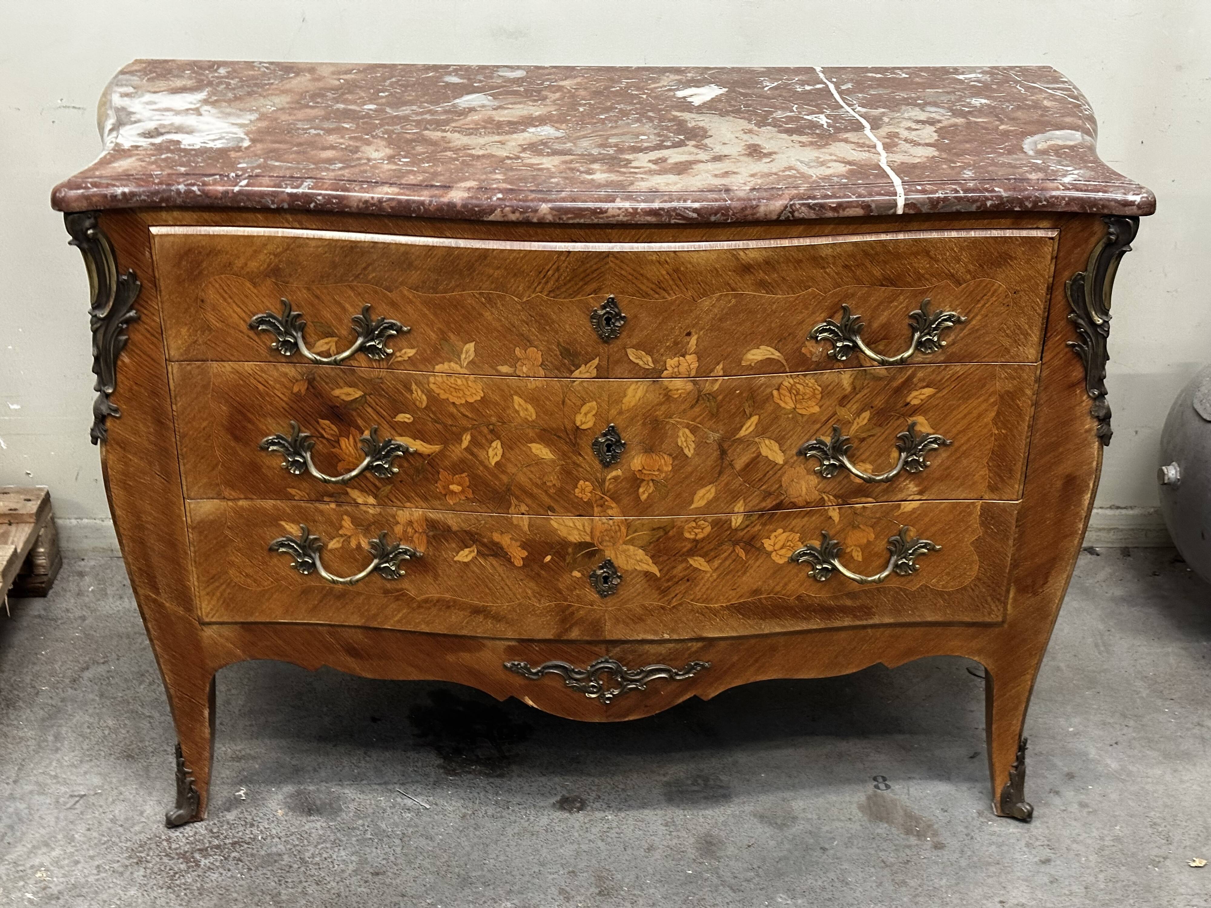 Curved and inlaid chest of drawers, Louis XV style, late 19th-early 20th century