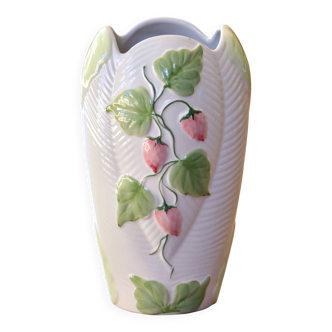 Grand vase vintage en barbotine fraises