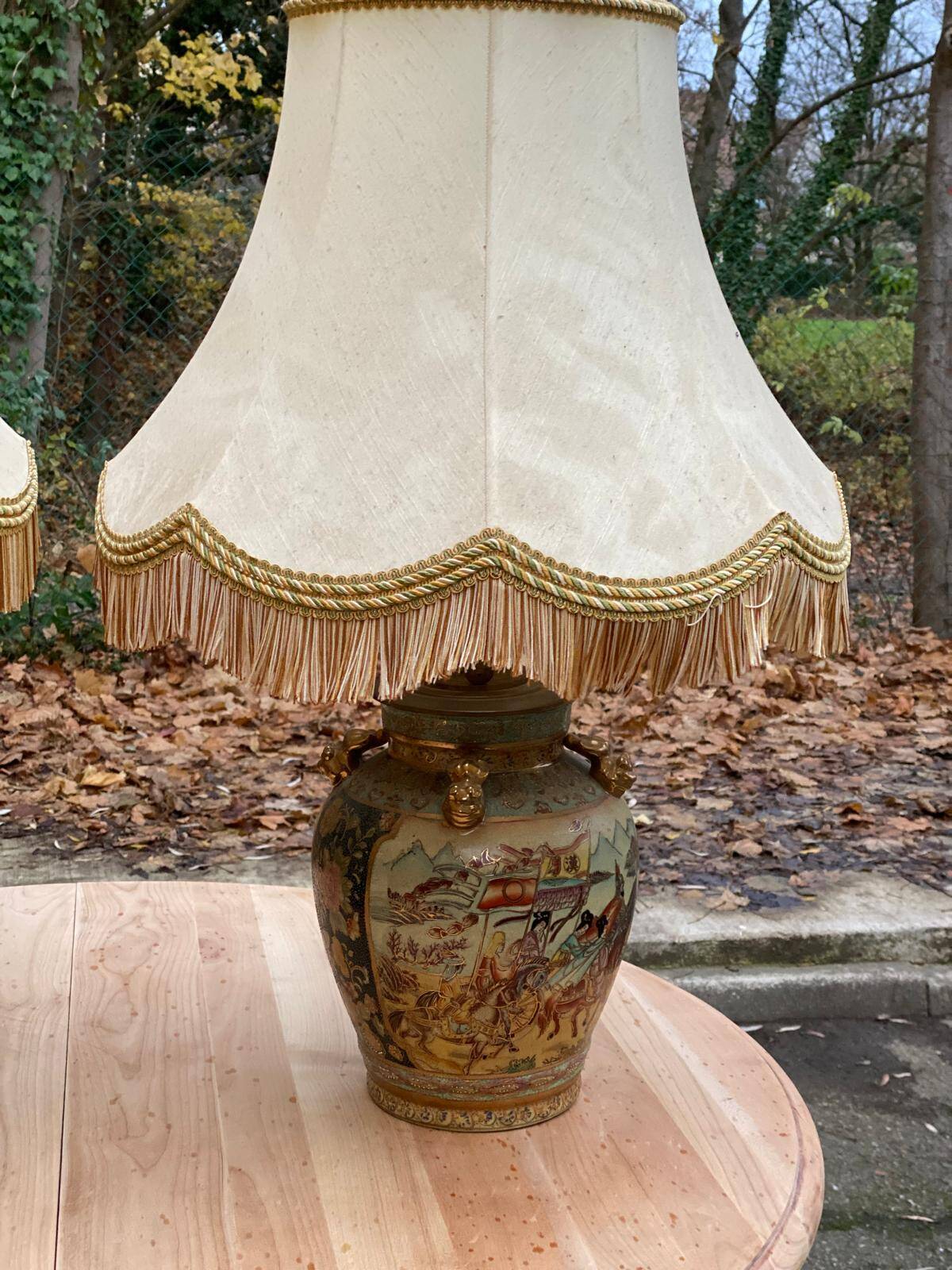 2 Japanese Satsuma lamps in gold ceramic with lampshades