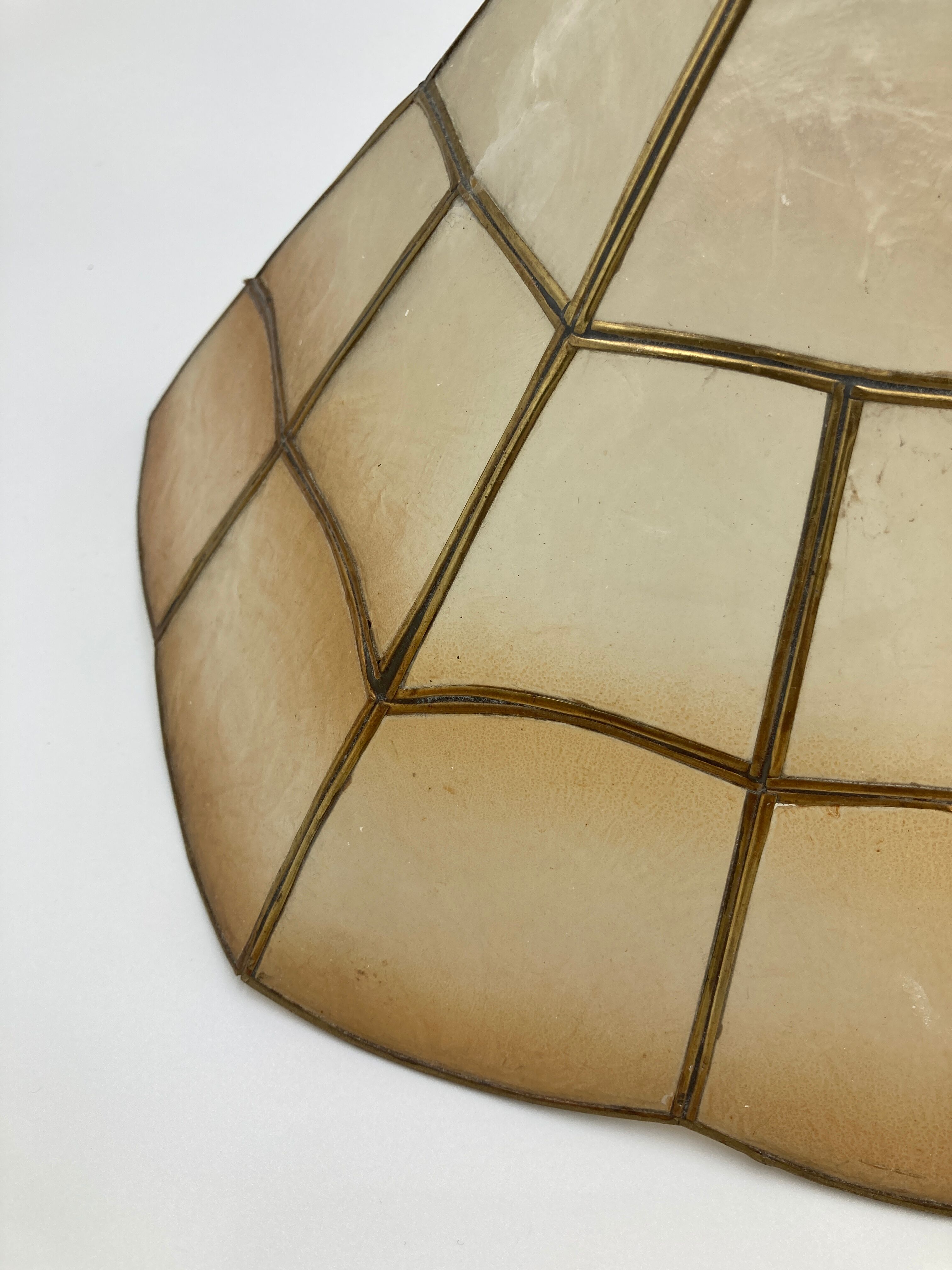 Mother-of-pearl and brass suspension