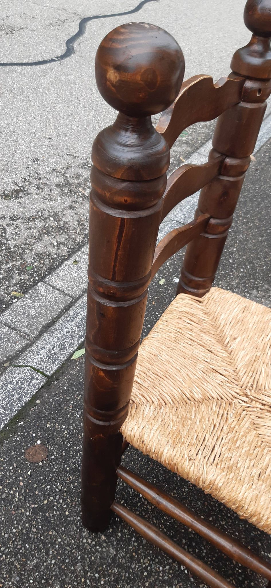 4 chaises brutalistes en bois tourné et paille