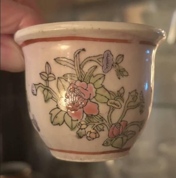 Mini porcelain cache-pot in Chinese style with its saucer.