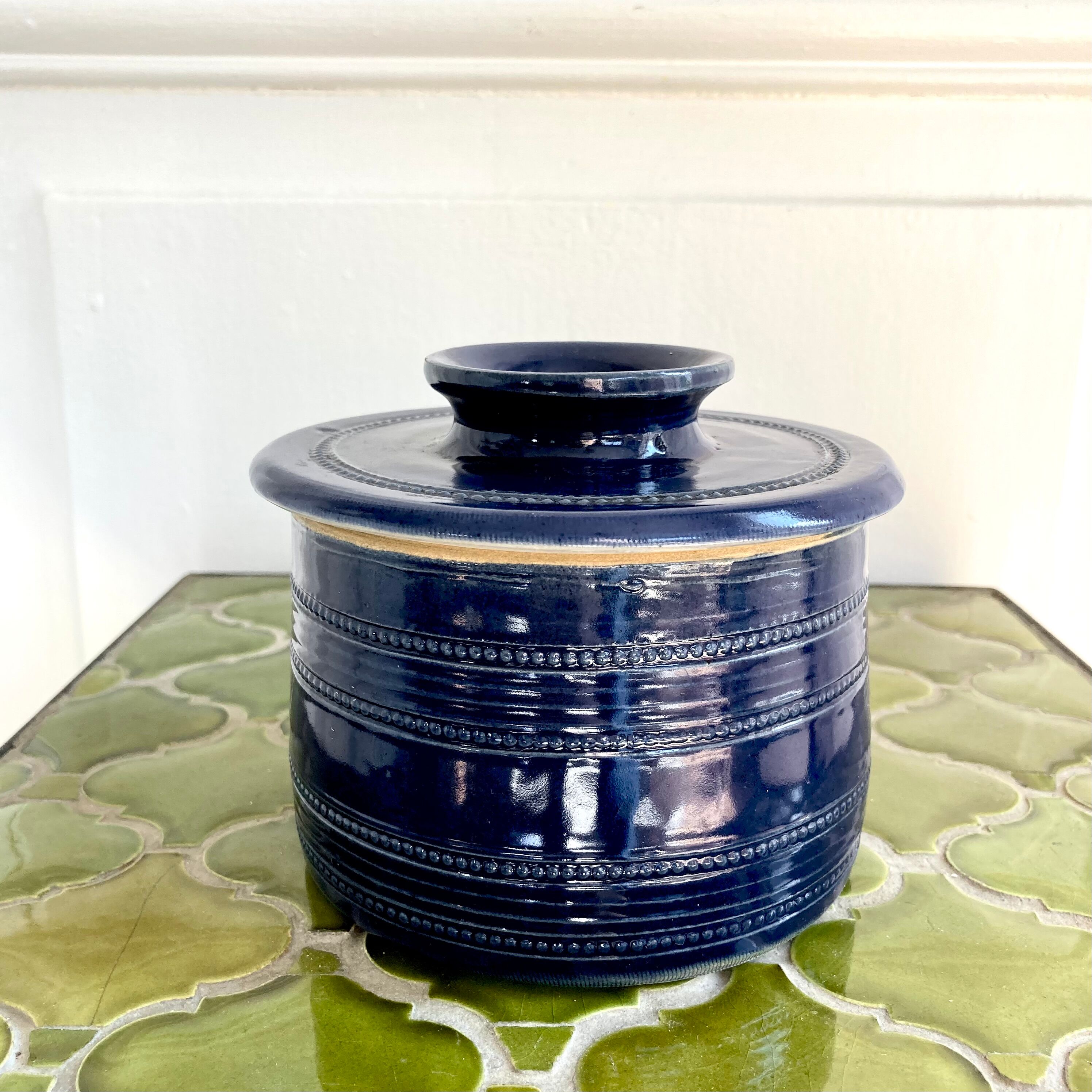 Water-bearing stoneware pot