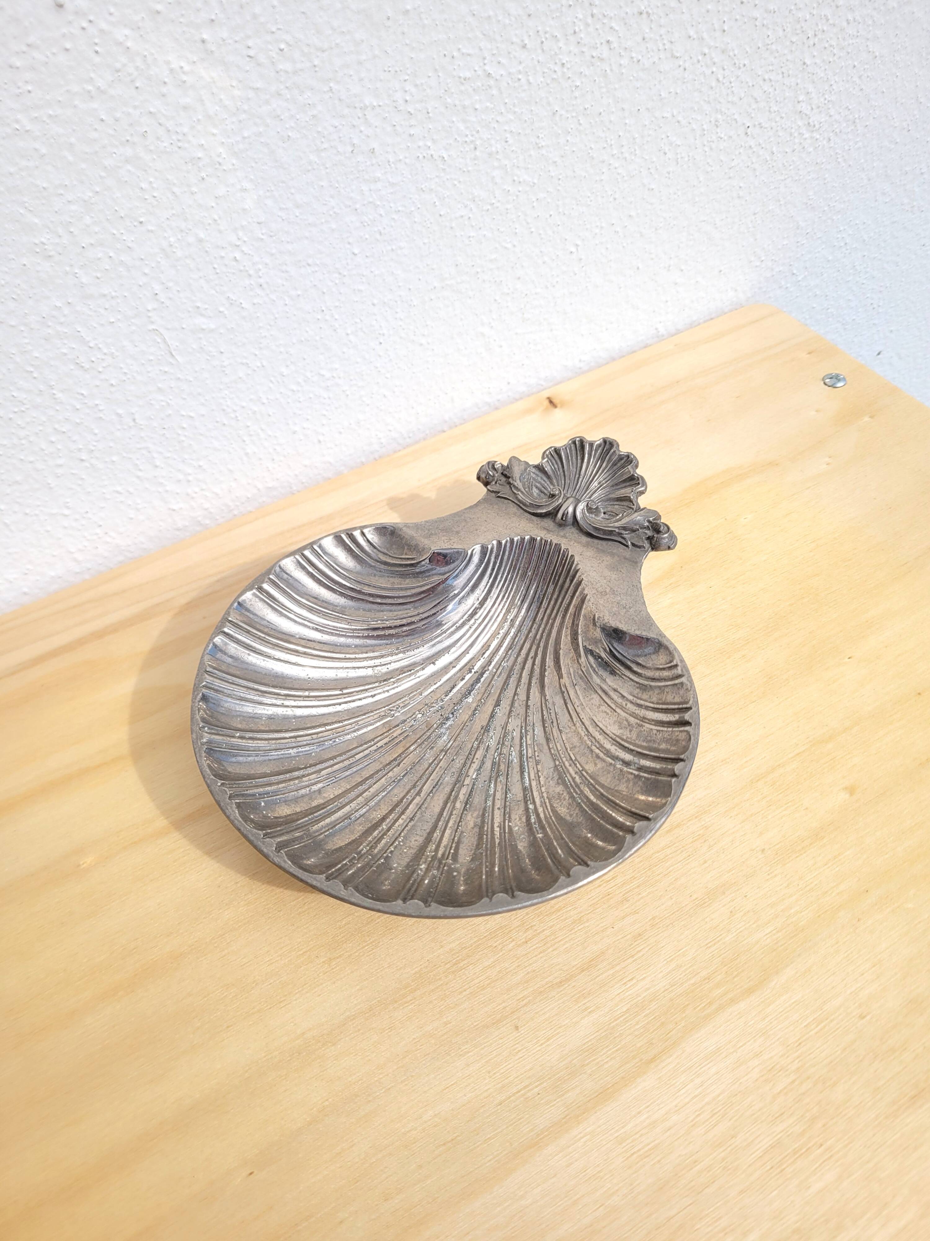 Silver scallop shell emptier
