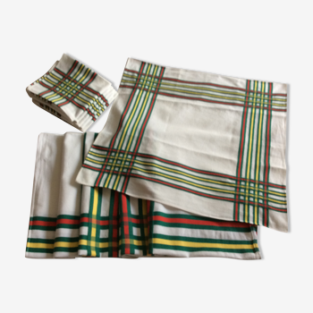 Tablecloth and 6 towels - vintage
