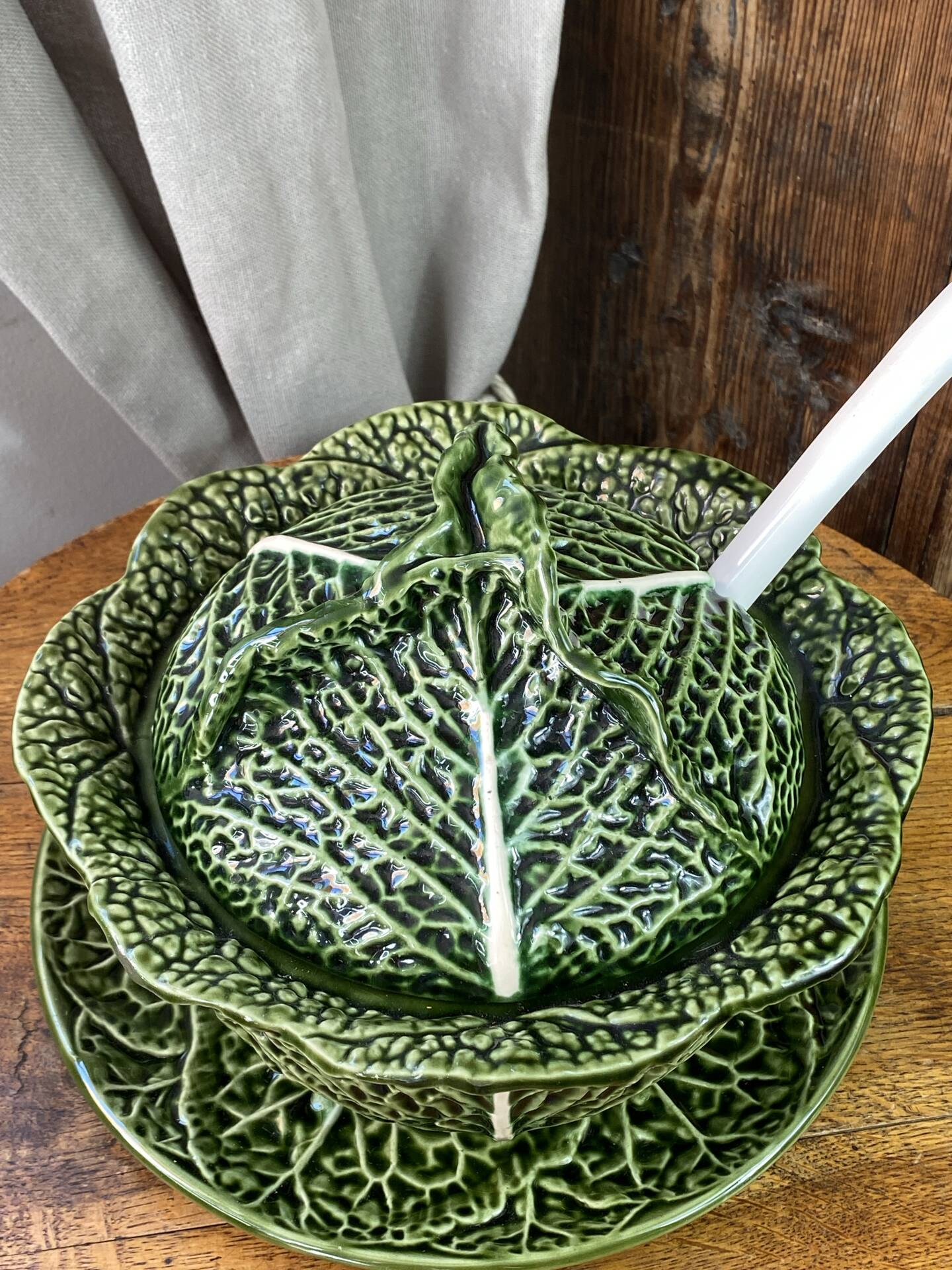 Grande soupière en barbotine feuille de chou 