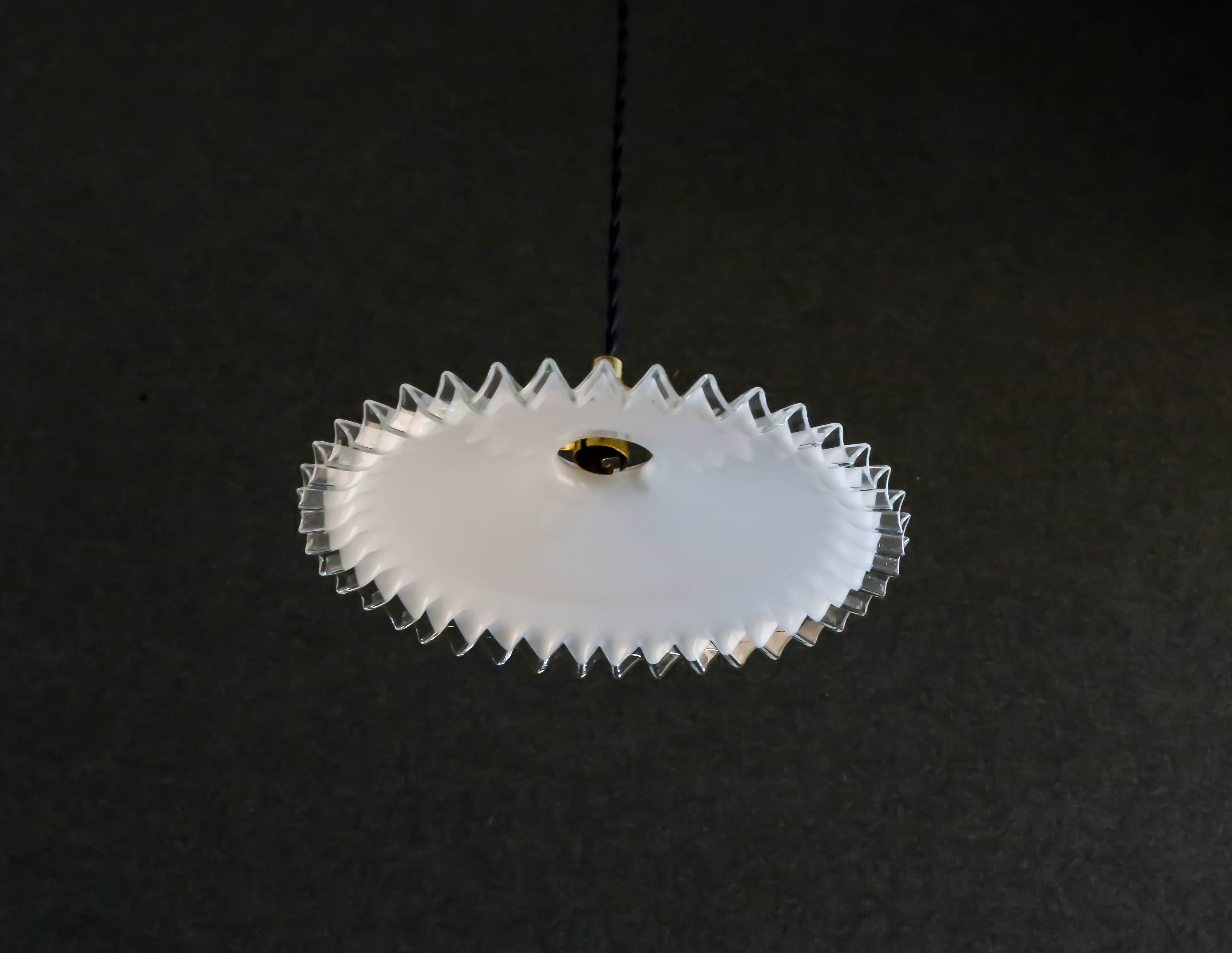 Suspension in white opaline crenellated edges with new cable and new brass socket