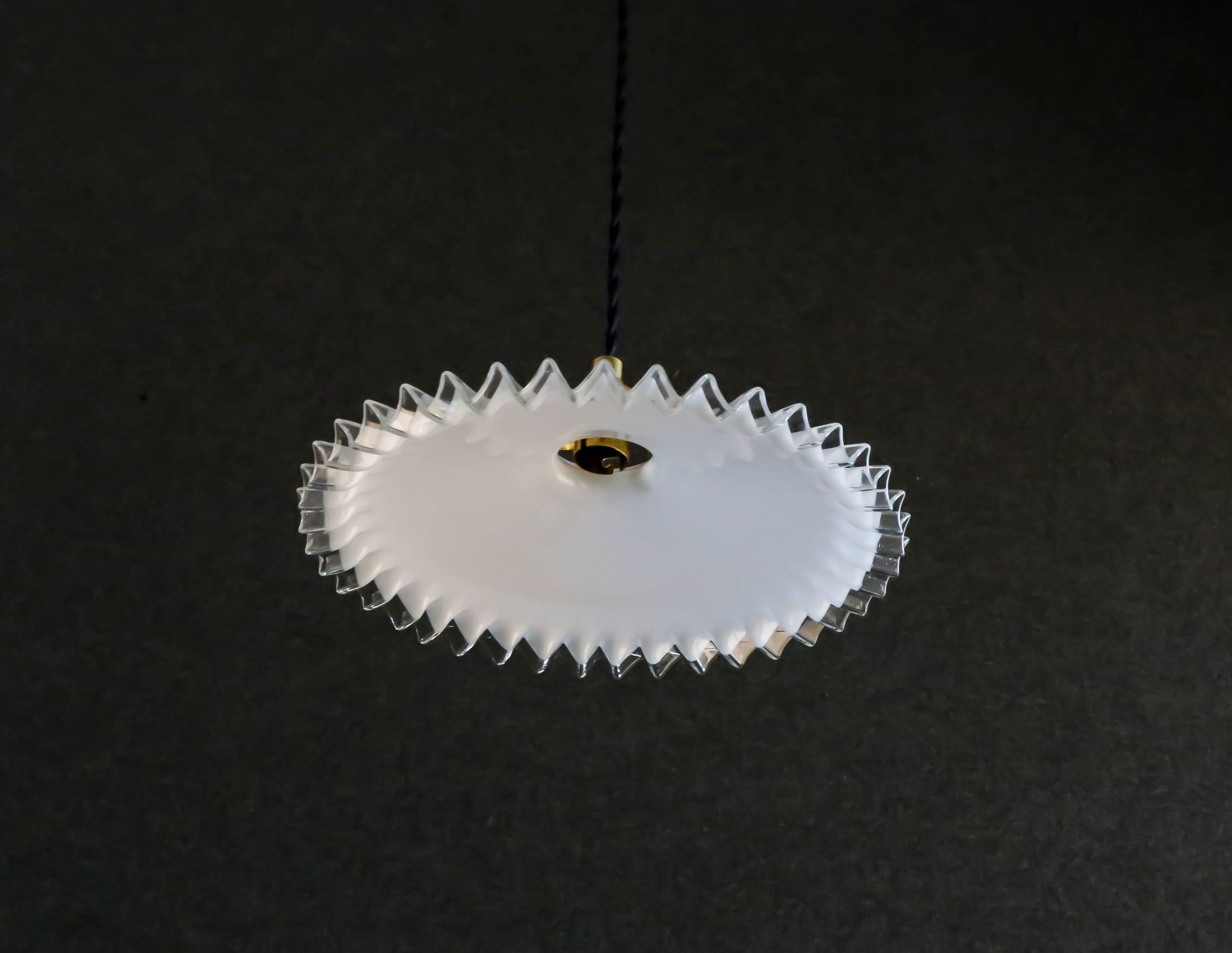 Suspension in white opaline crenellated edges with new cable and new brass socket