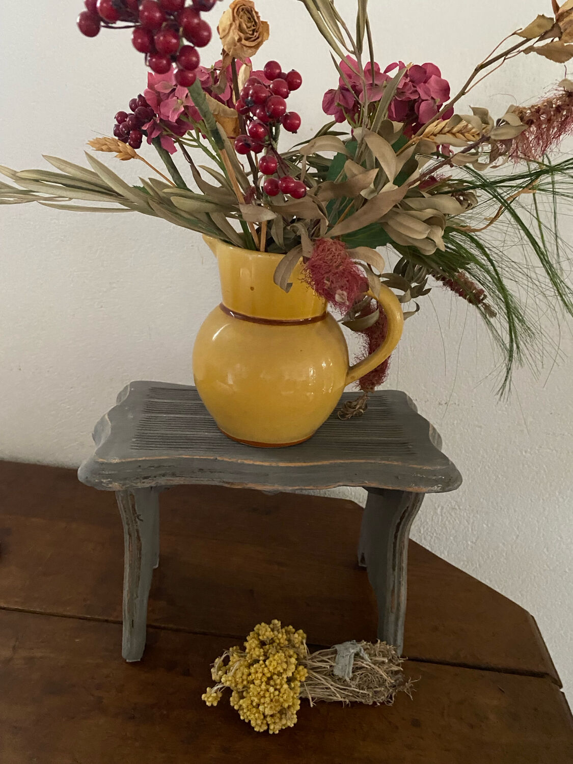 Small footrest bench in solid wood with a slate grey patina.