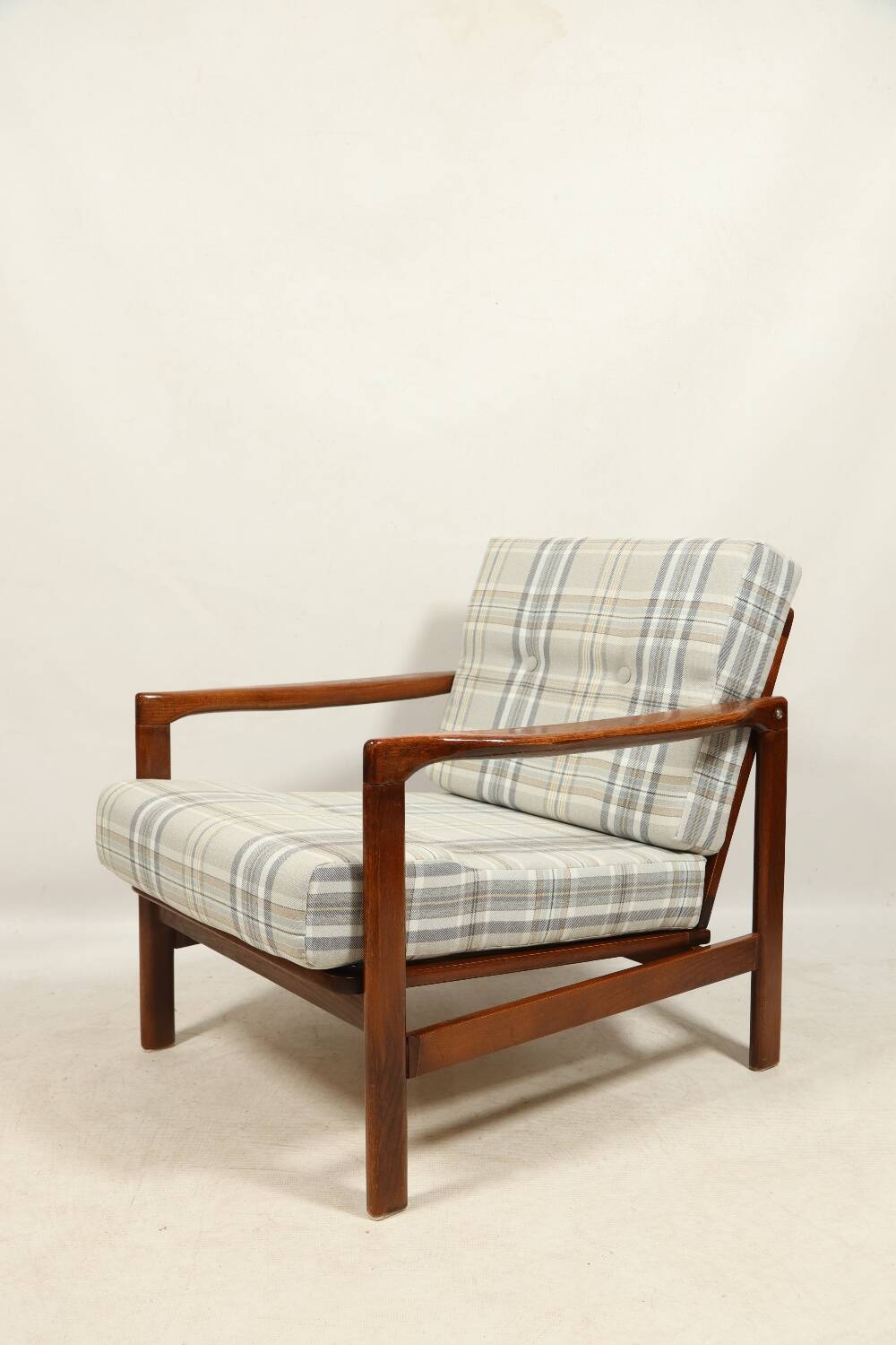 Fauteuil vintage, coussins à carreaux neufs, état d'origine du bois des années 1970