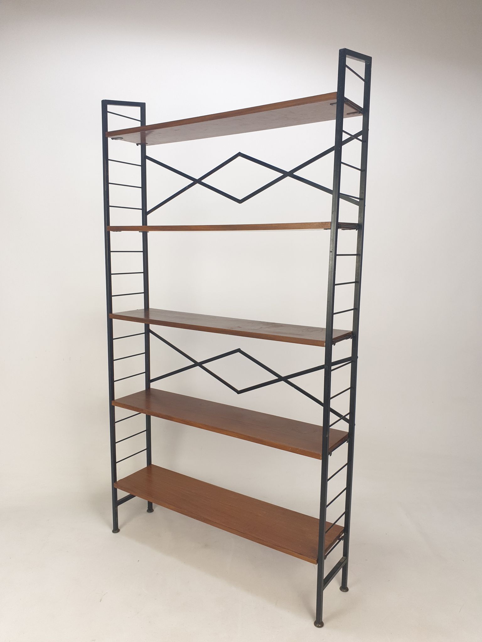Italian free standing teak shelving unit, 1950