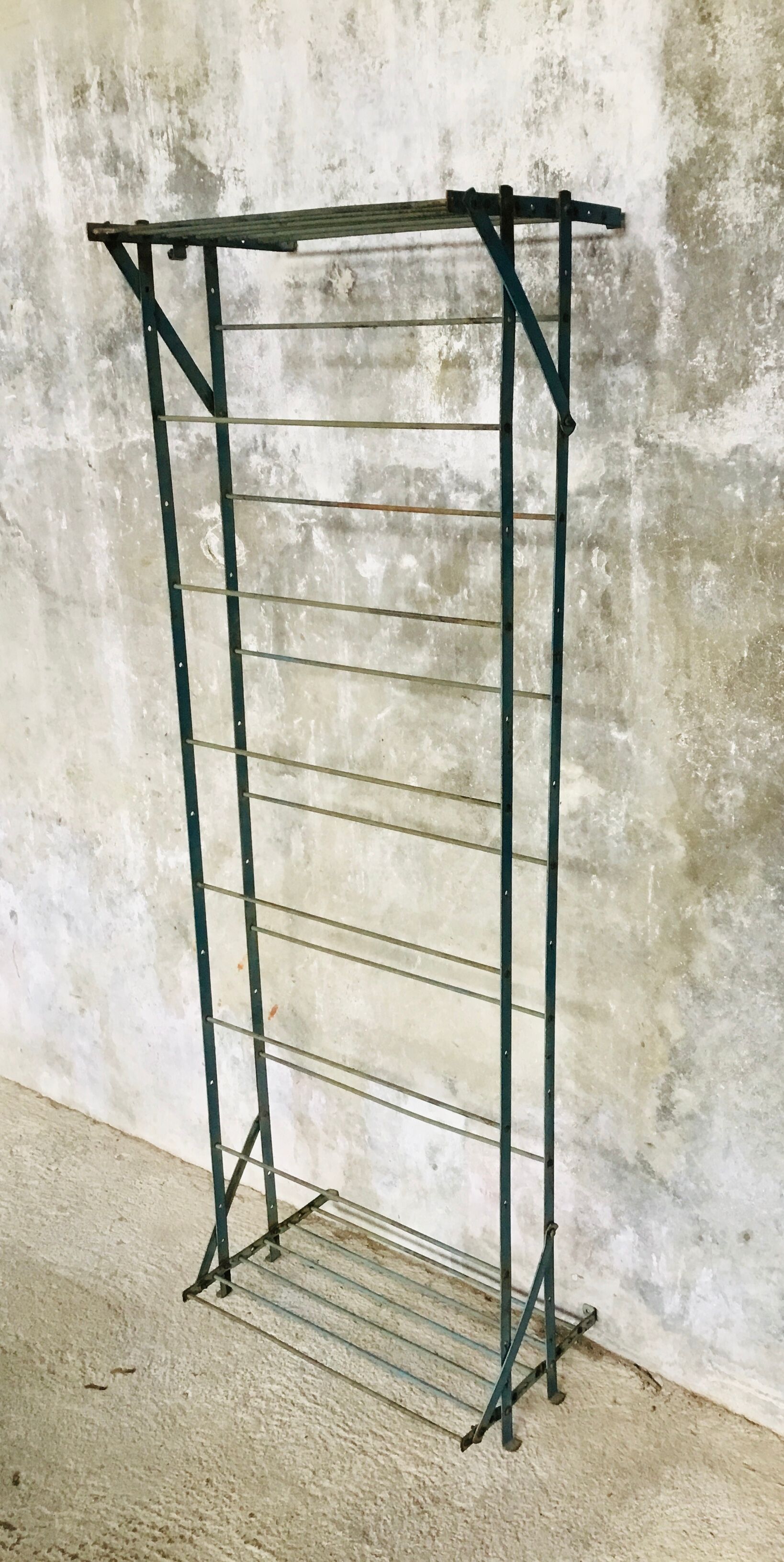 Rigid metal shoe shelf on legs - 1950