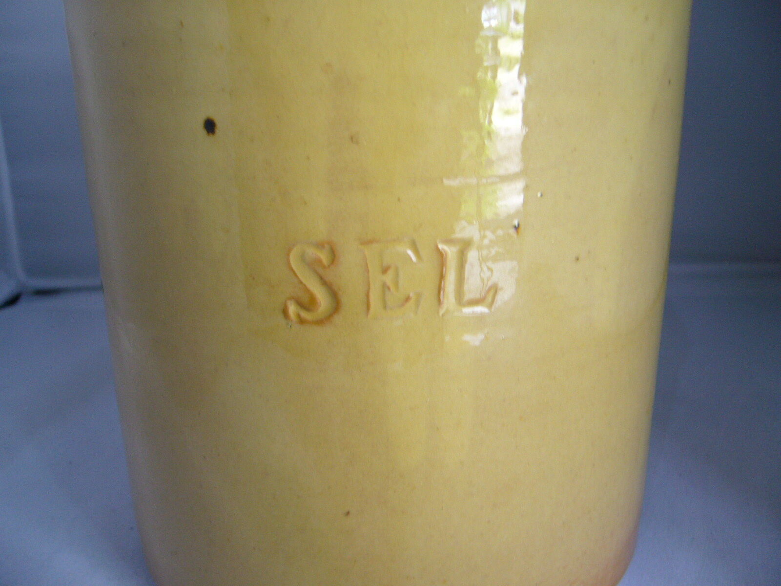 Salt pot in beige-painted earthen