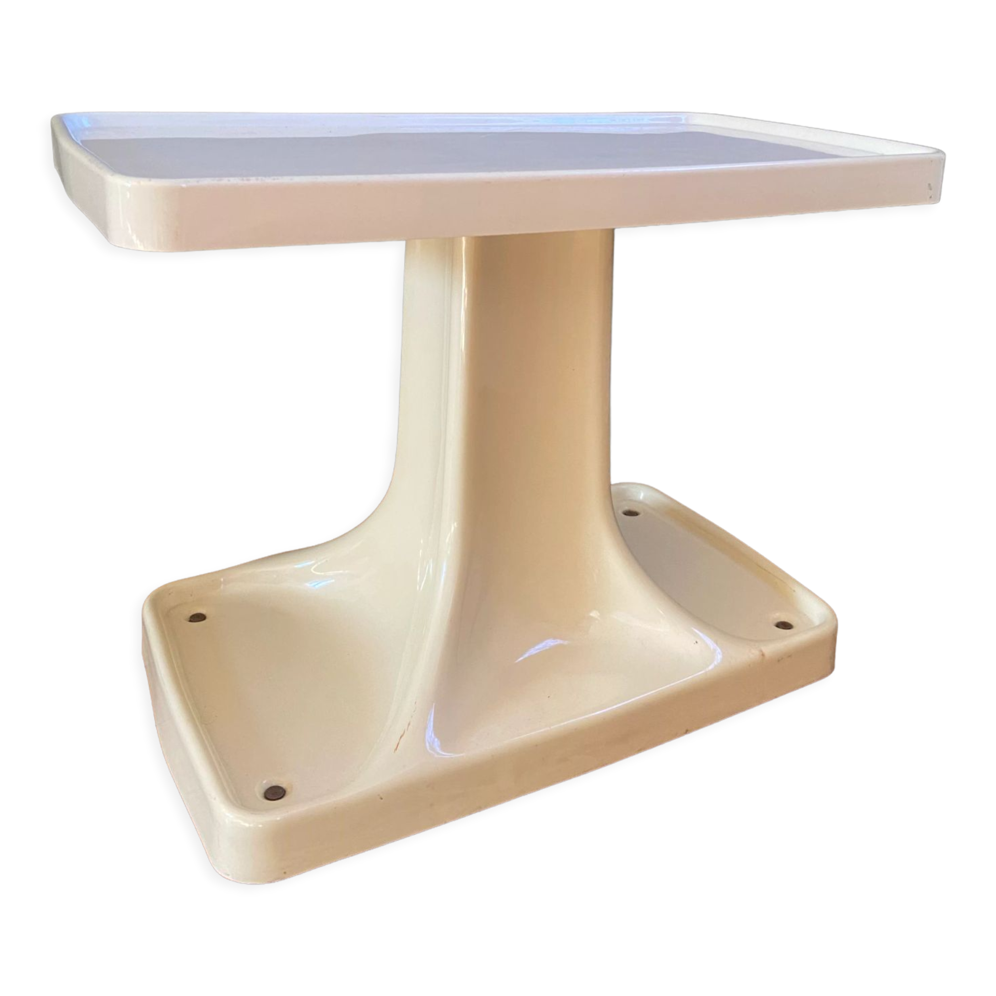 Thermoformed plastic table