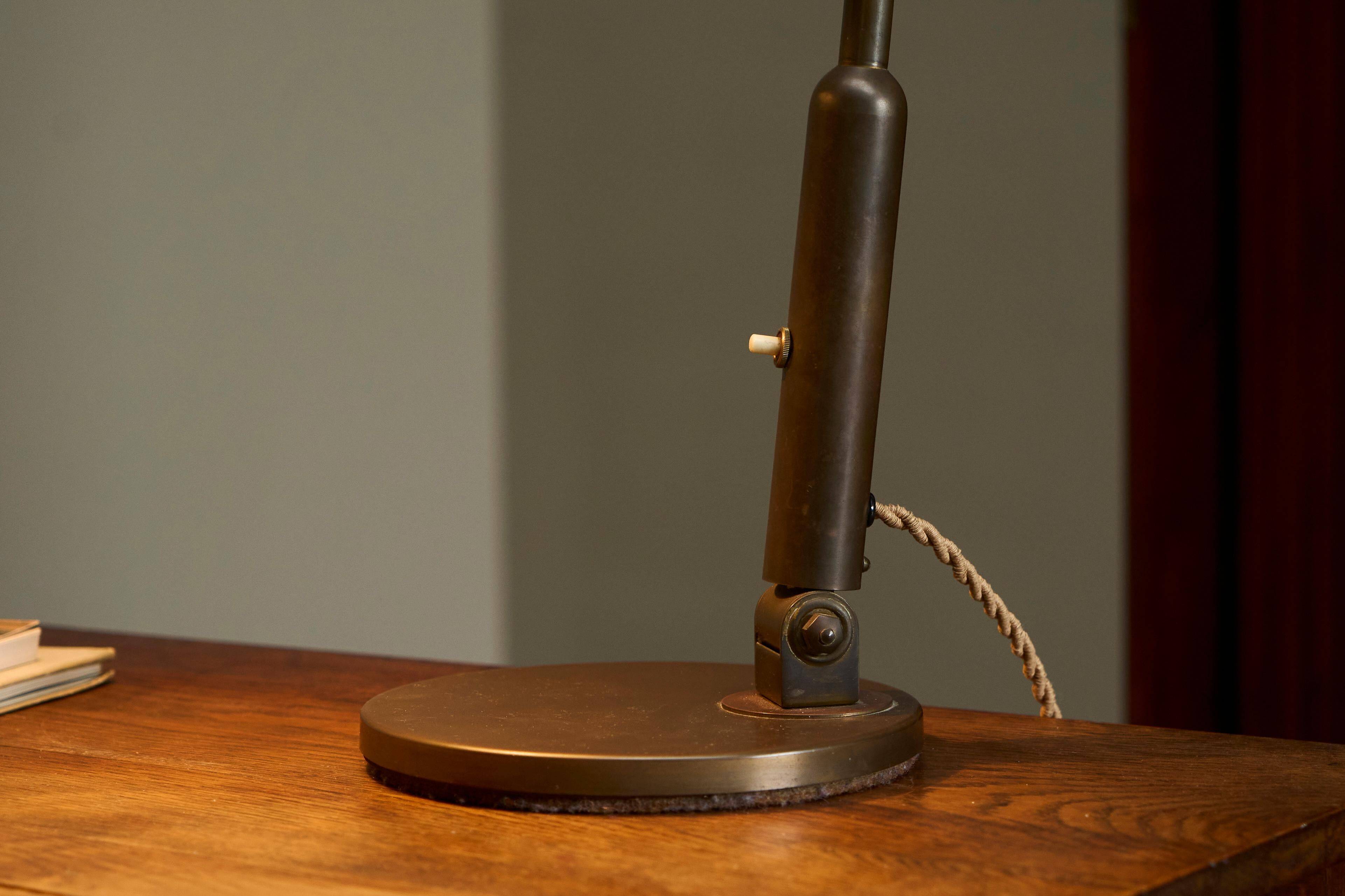 Modernist desk lamp in patinated brass from the 1930s.