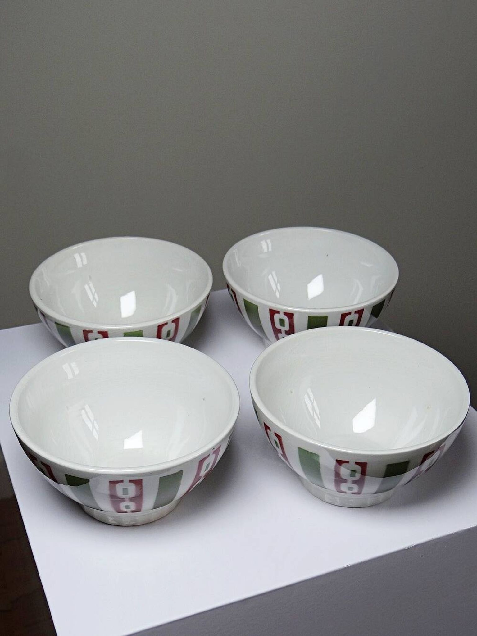 4 coffee bowls made of Badonviller earthenware, Art Deco decor from the vintage 1940s-1950s.