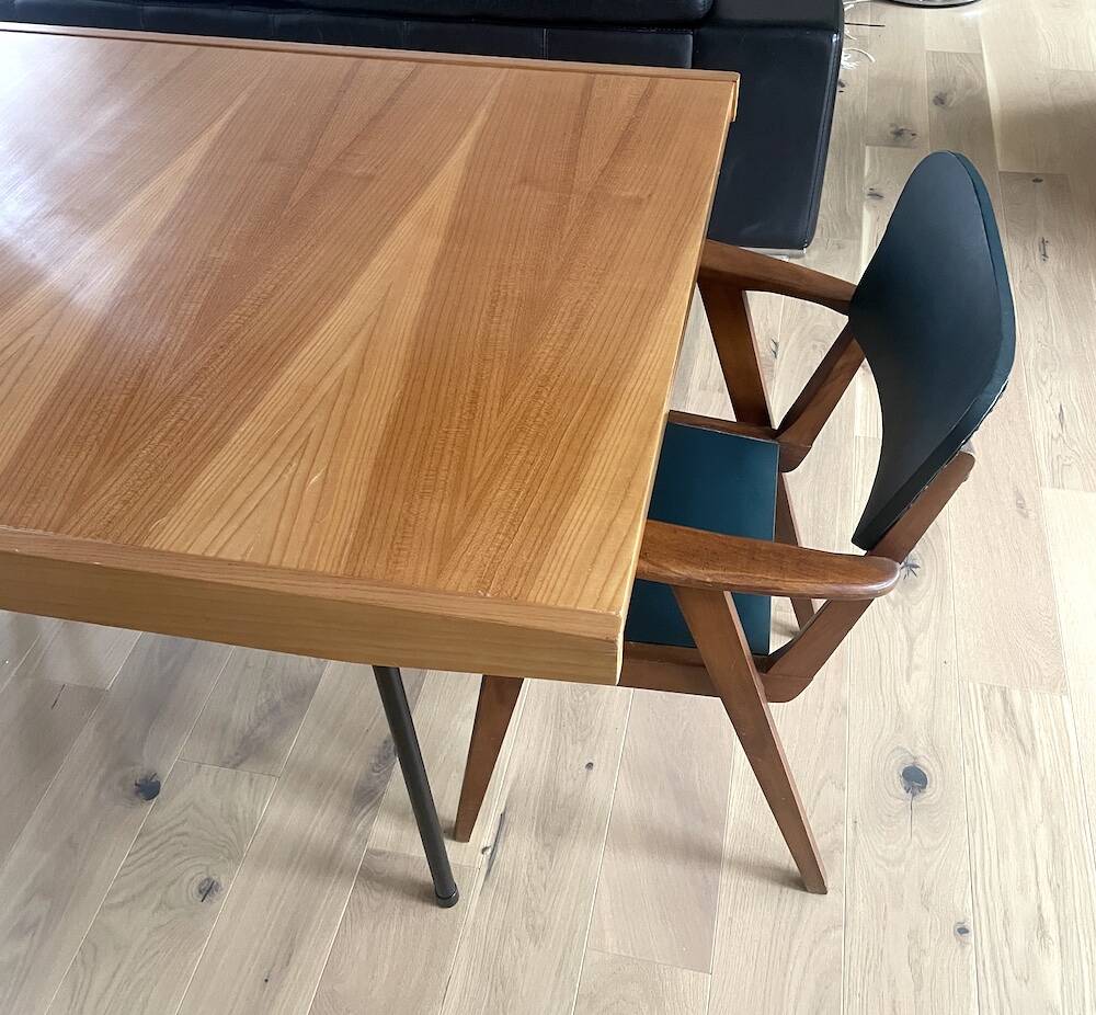 Extendable table designed by Alain Richard