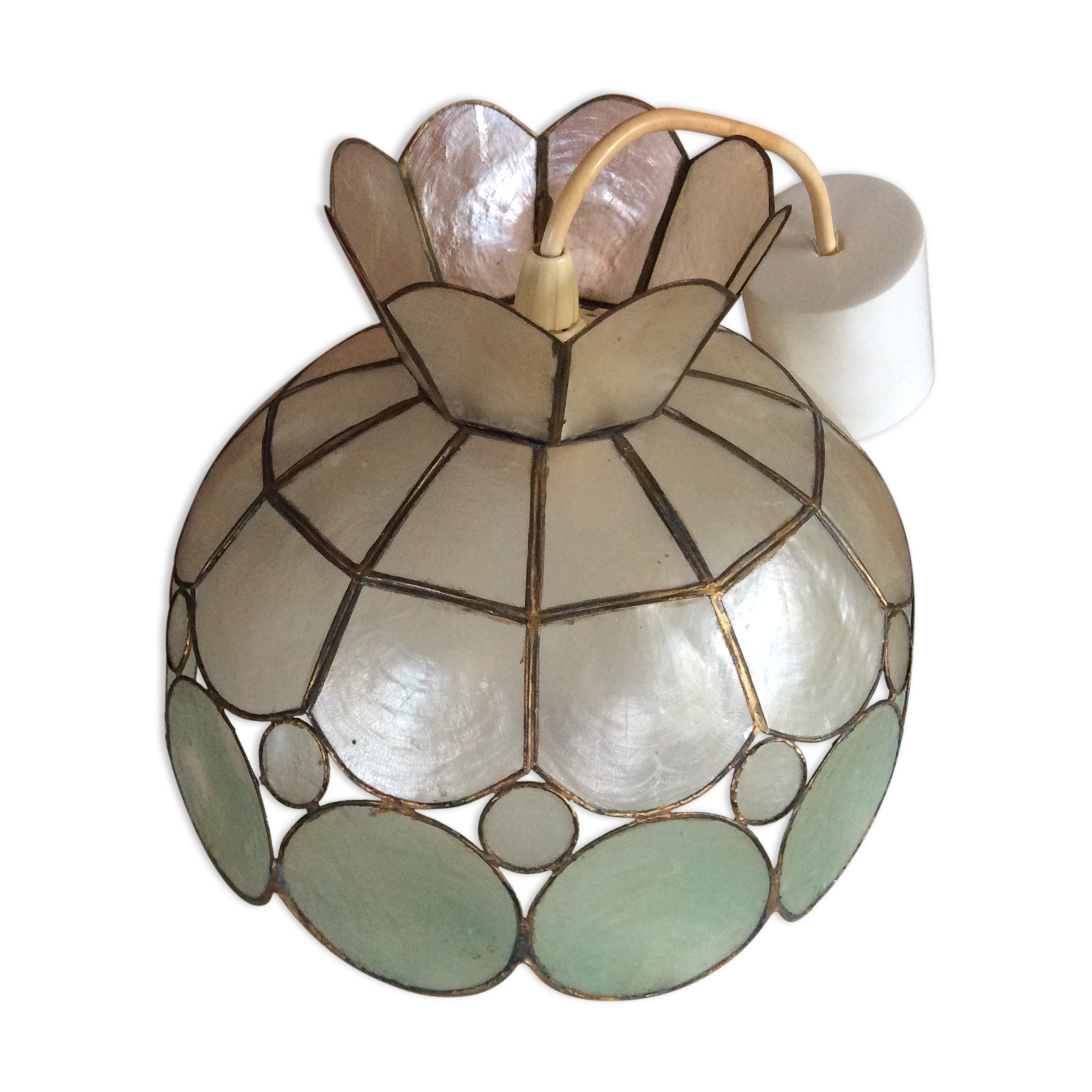 Mother-of-pearl suspension