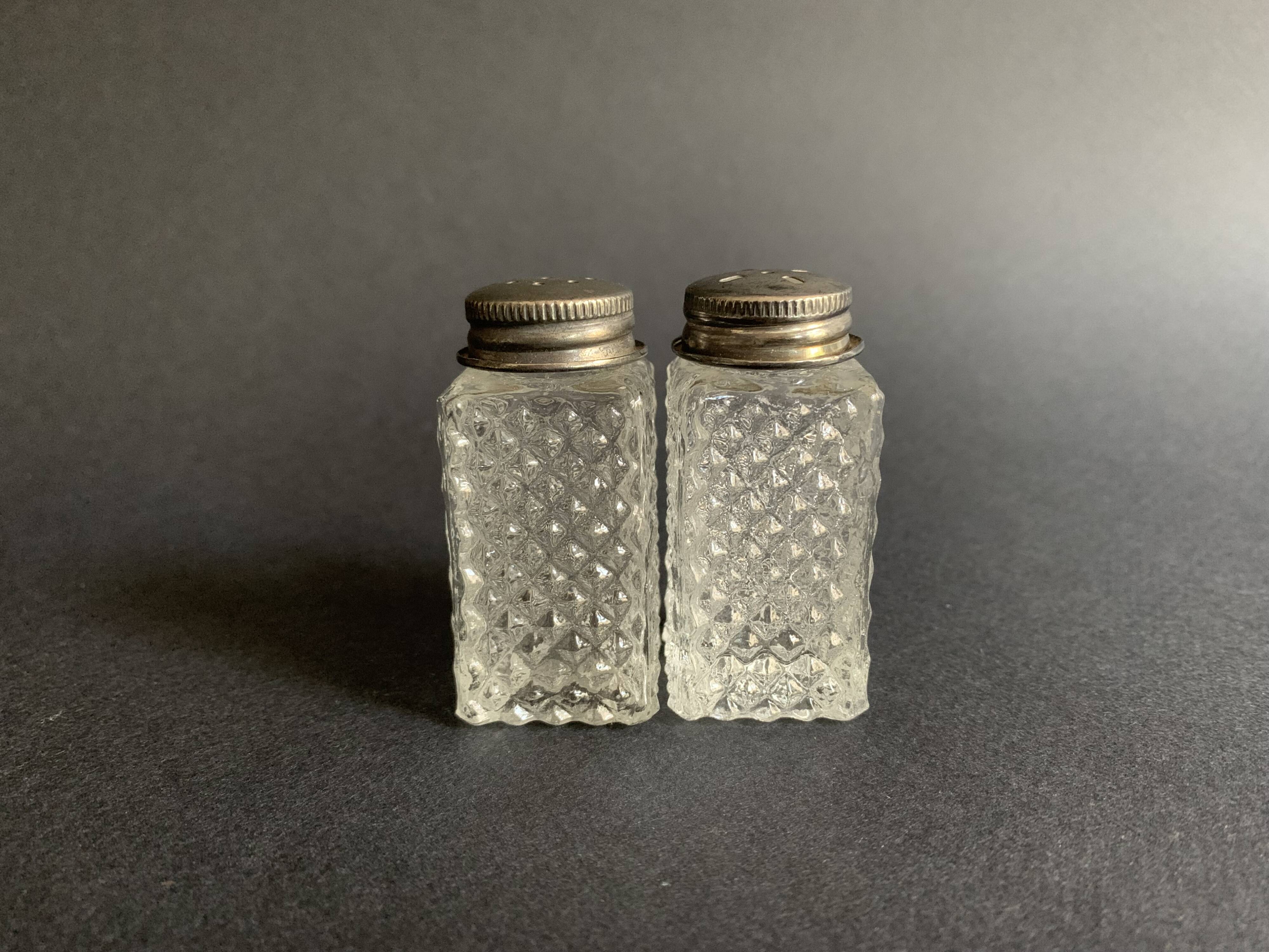 Salière et poivrières en verre pointe de diamant des années 60