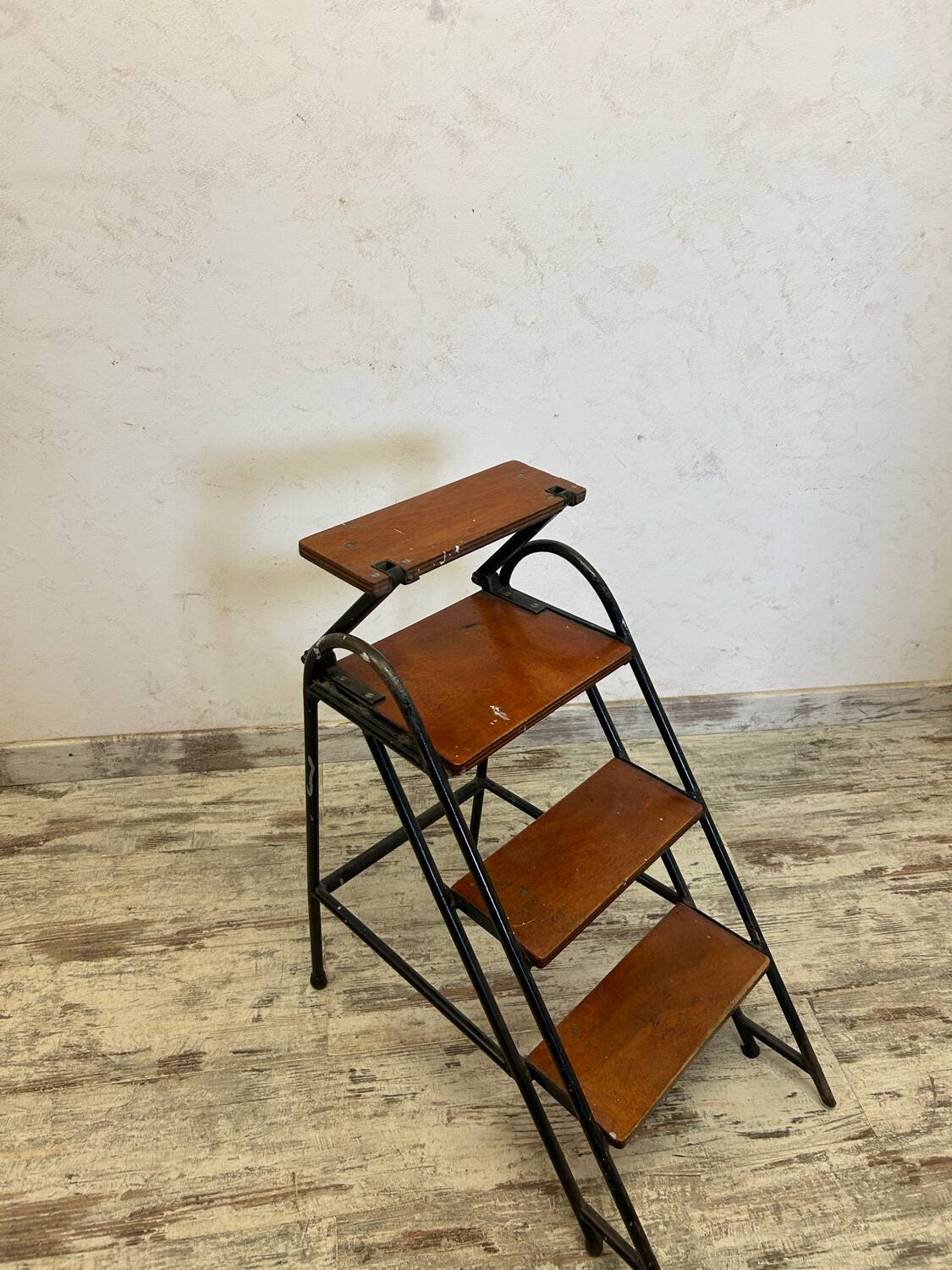 Escabeau, petit marche pied, atypique