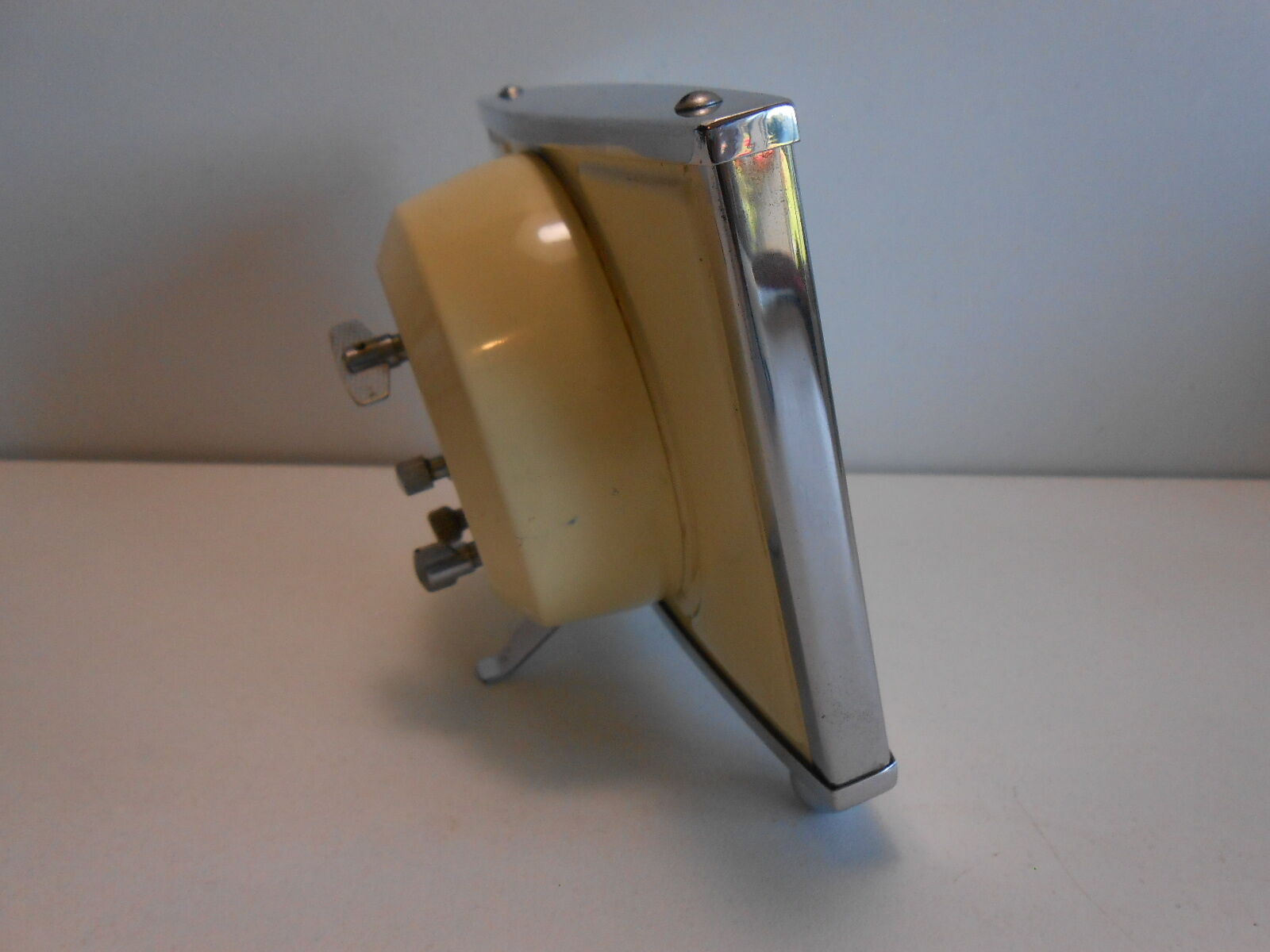 Reveil diamond vintage bakelite chrome
