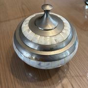 Bougeoirs et bonbonnière