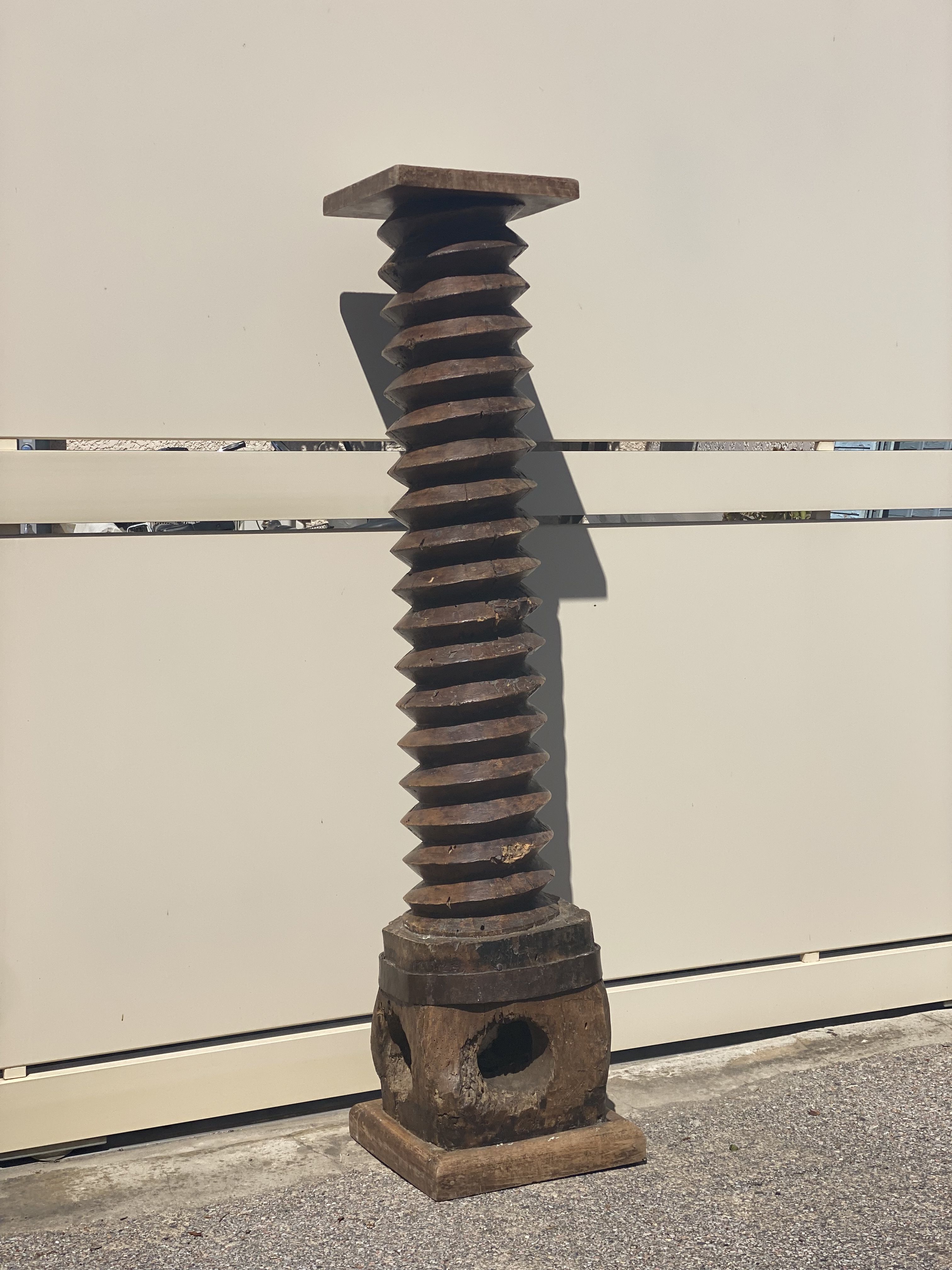 Totem ou sellette réalisée avec une ancienne vis à pressoir fin xixe