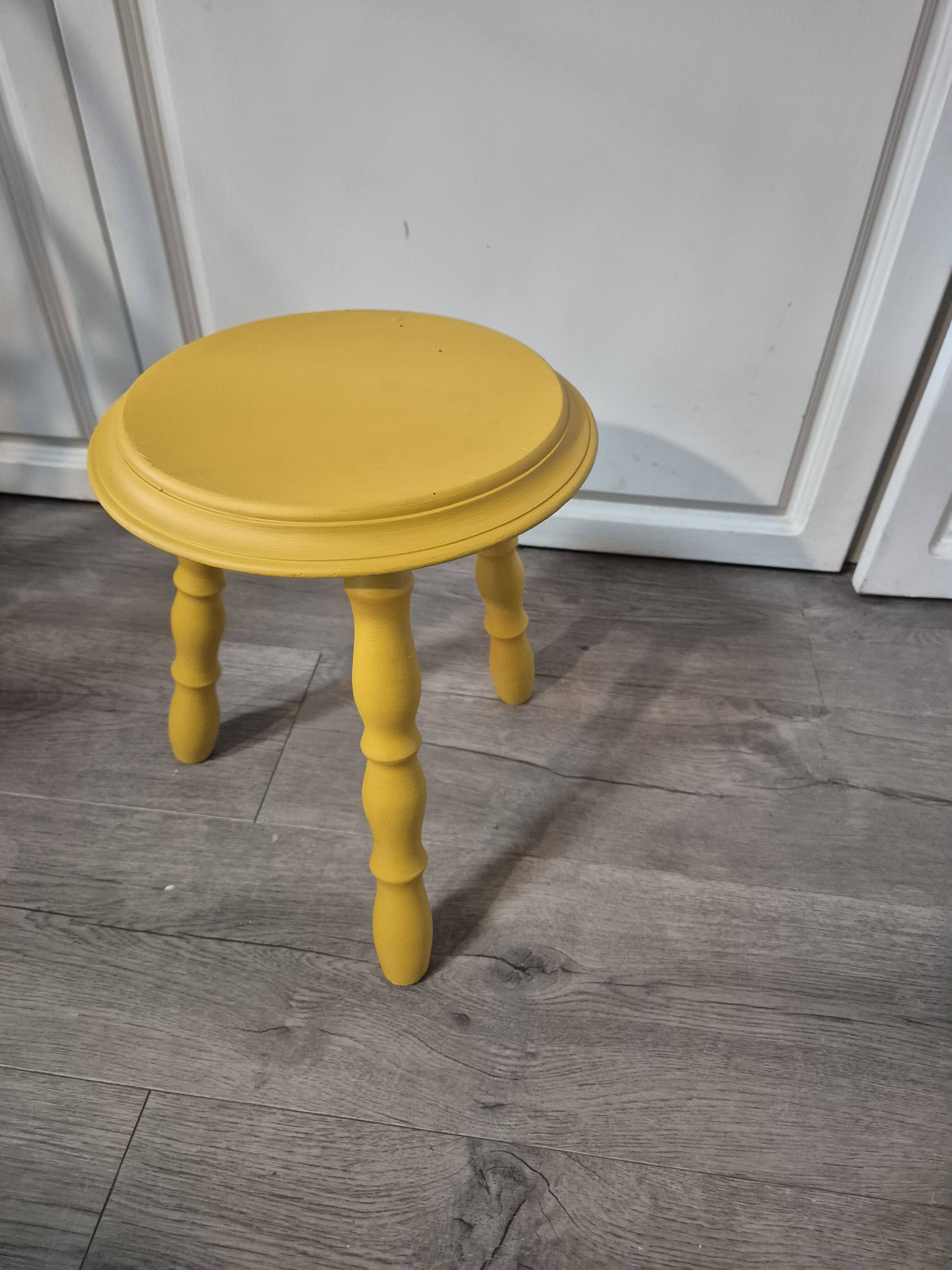 Tabouret tripode vintage en bois tourné jaune
