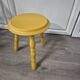 Tabouret tripode vintage en bois tourné jaune