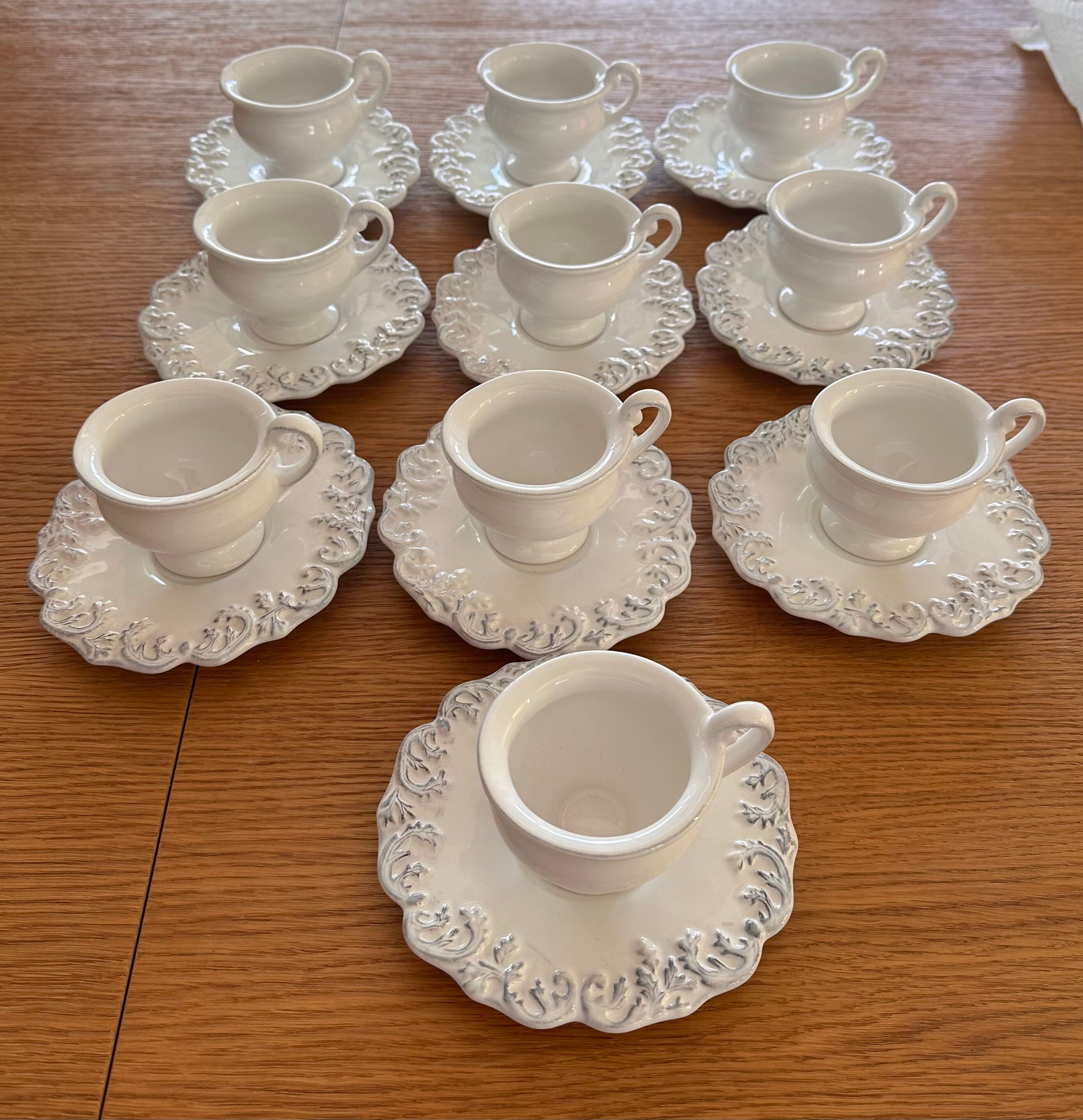 9 tasses à café avec leur soucoupe