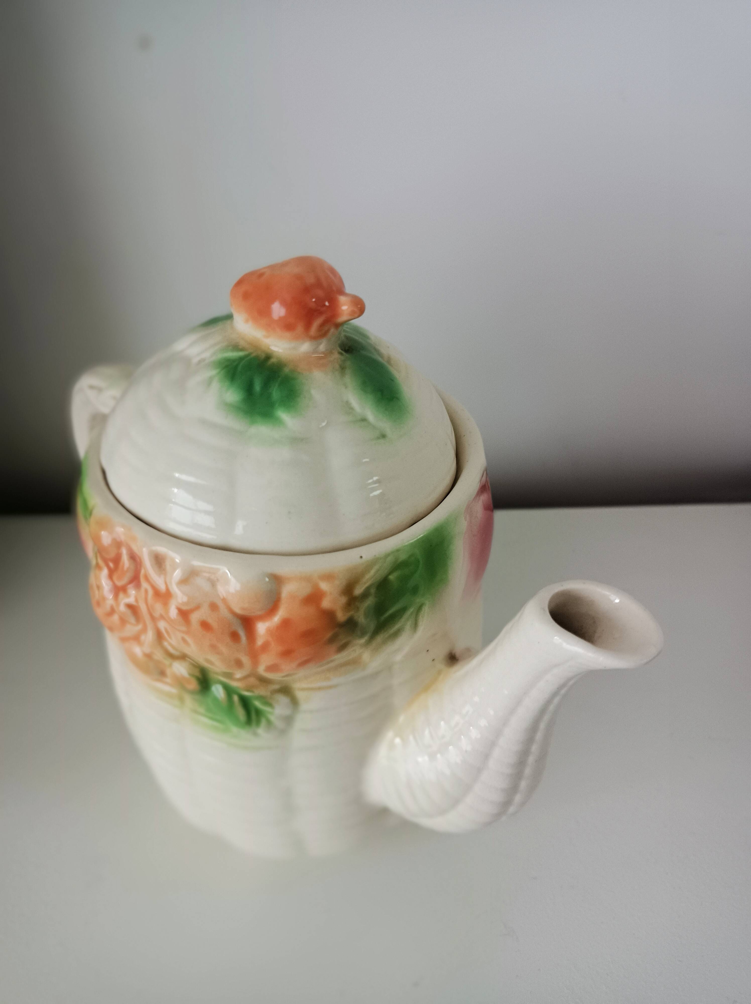 Théière en barbotine, décor fruits