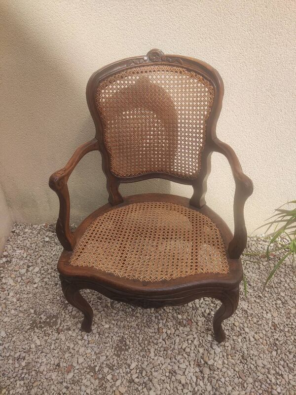 Fauteuil en noyer du XVIII siècle estampillé