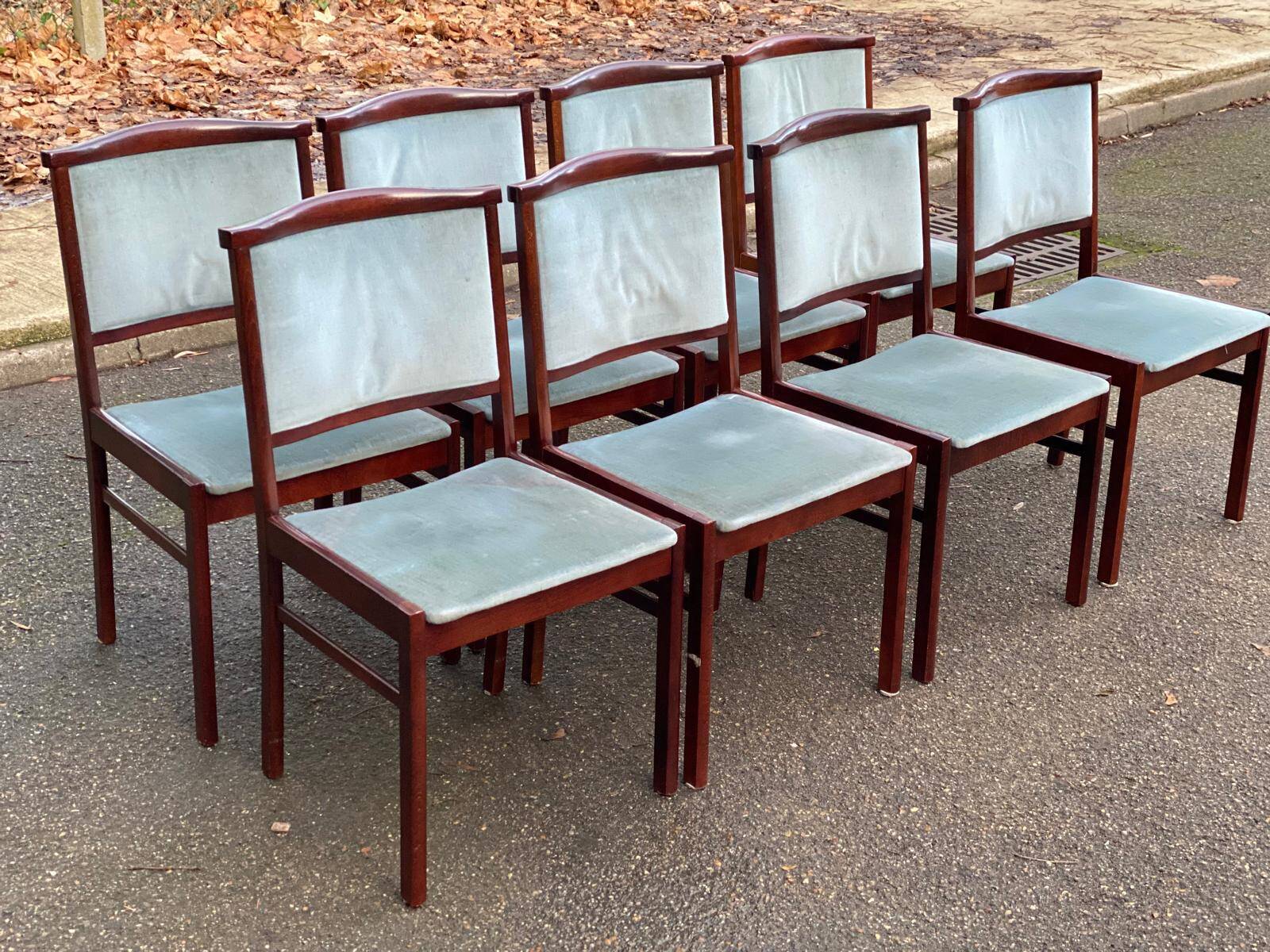 8 chaises scandinaves en teck massif et velours bleu des années 1960