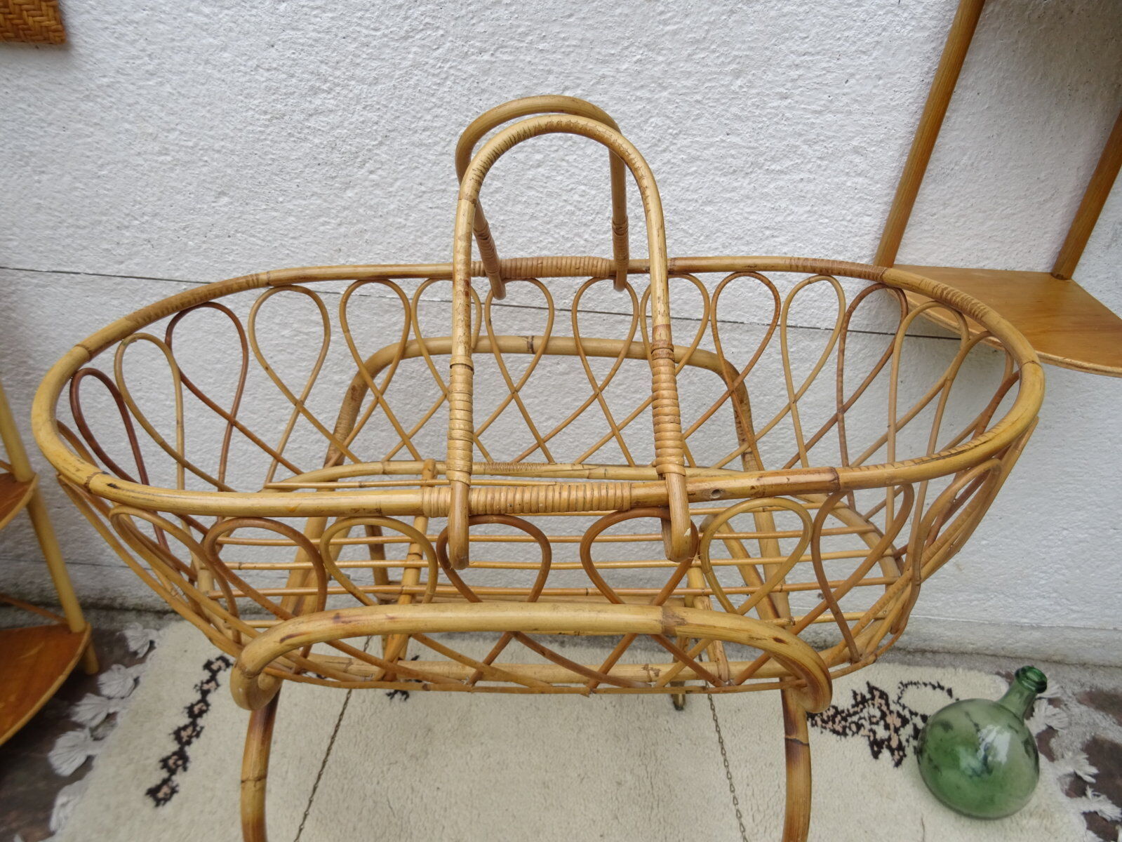 Rattan bassinet on folding support