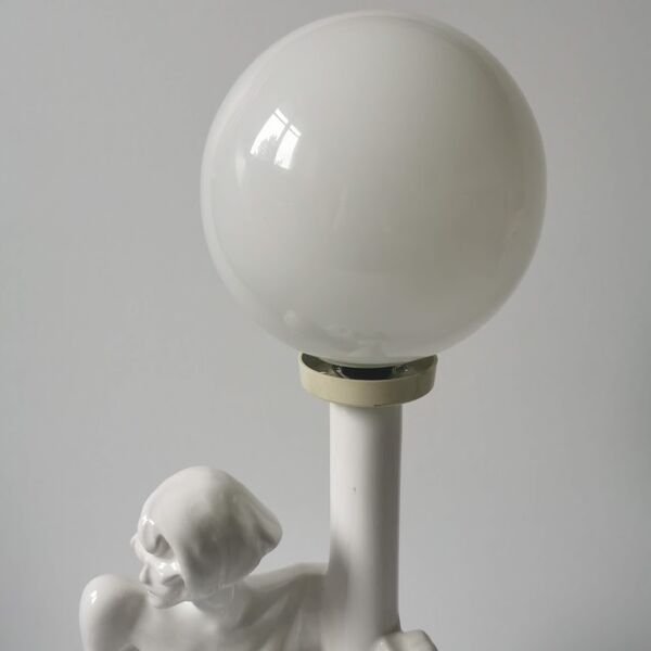 Lampe femme céramique et globe opaline année 80
