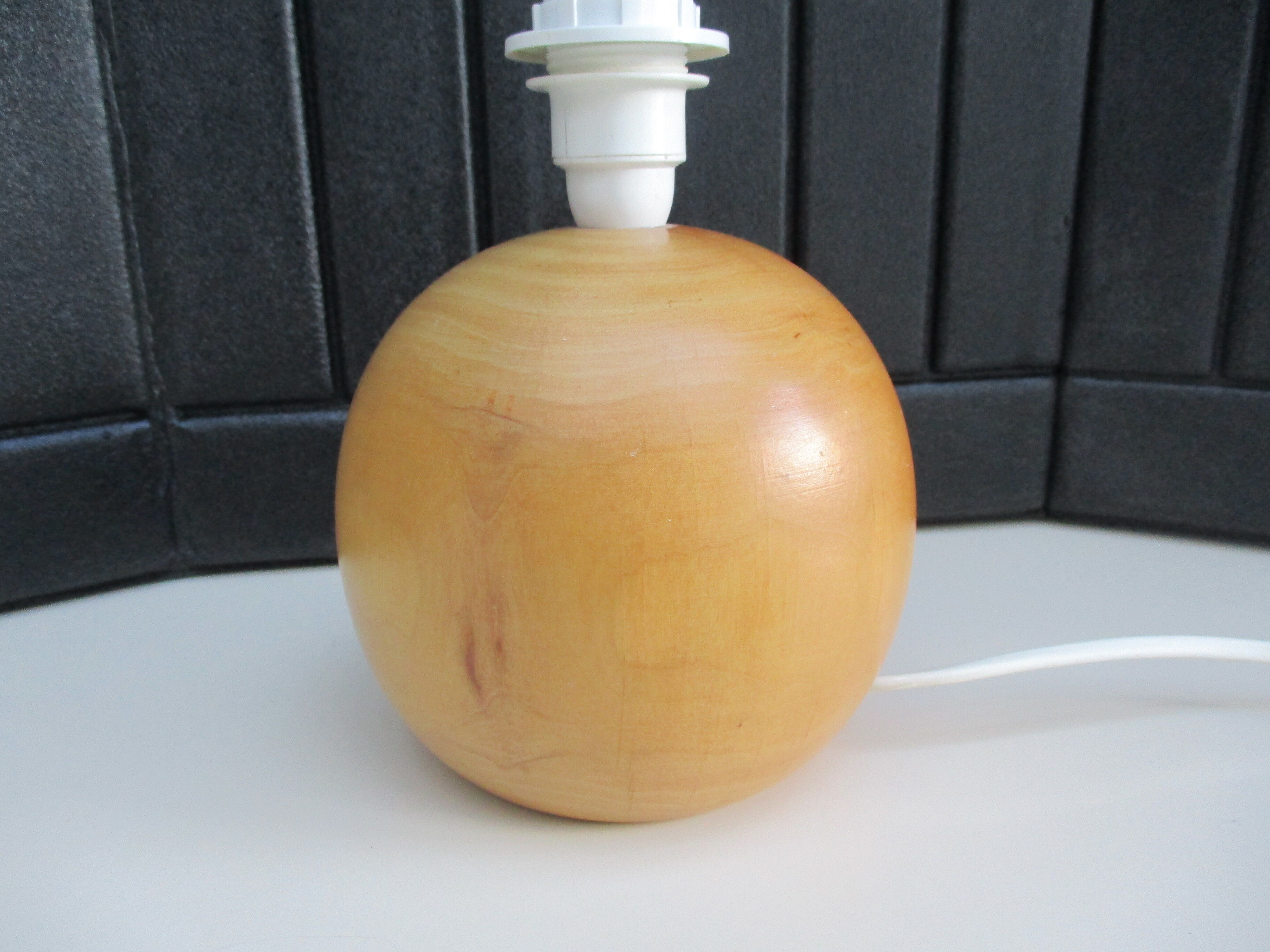 Lampe de table pied boule en bois