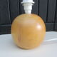 Lampe de table pied boule en bois