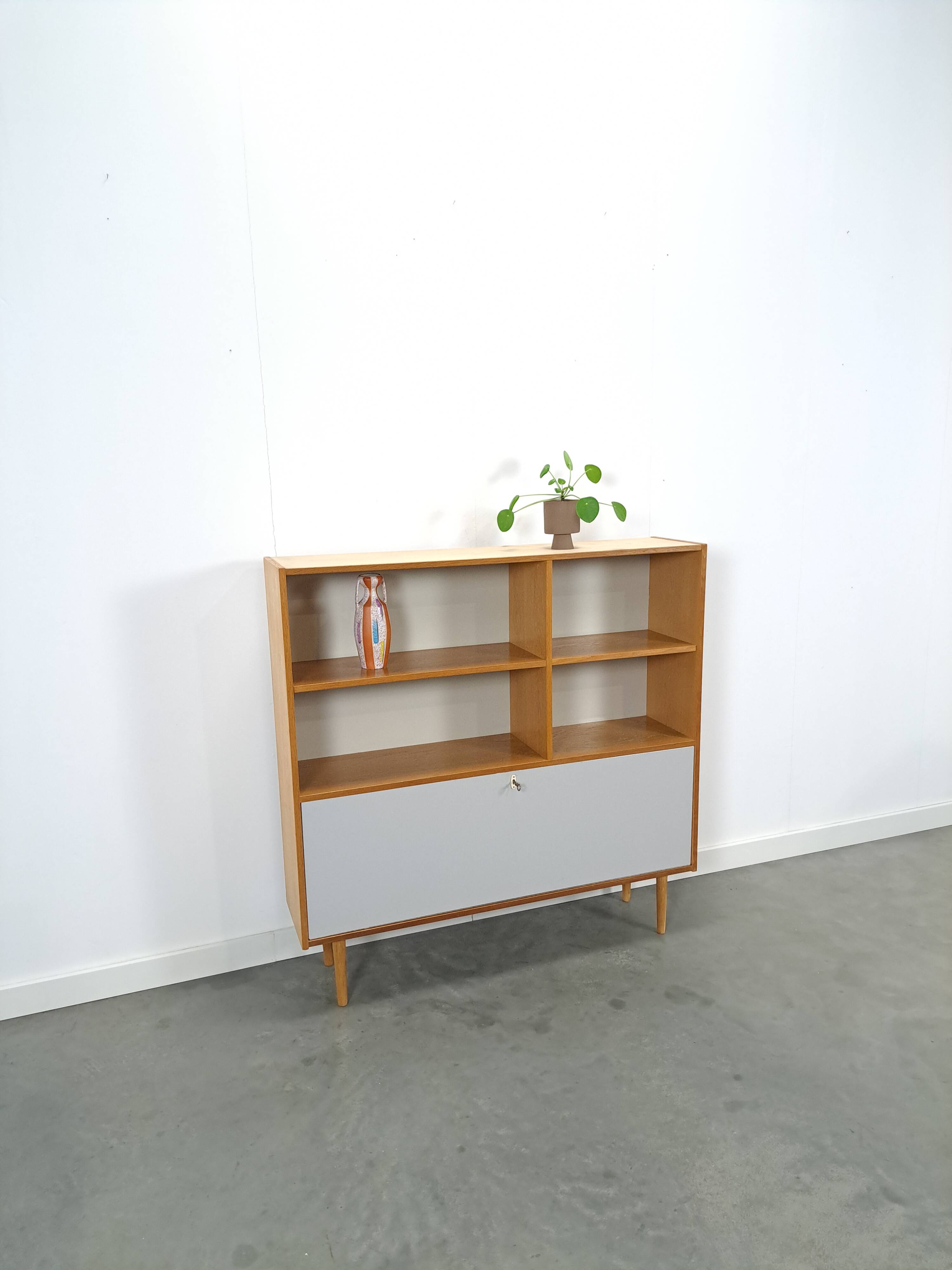 Deens Domino Mobler kast met klepdeur