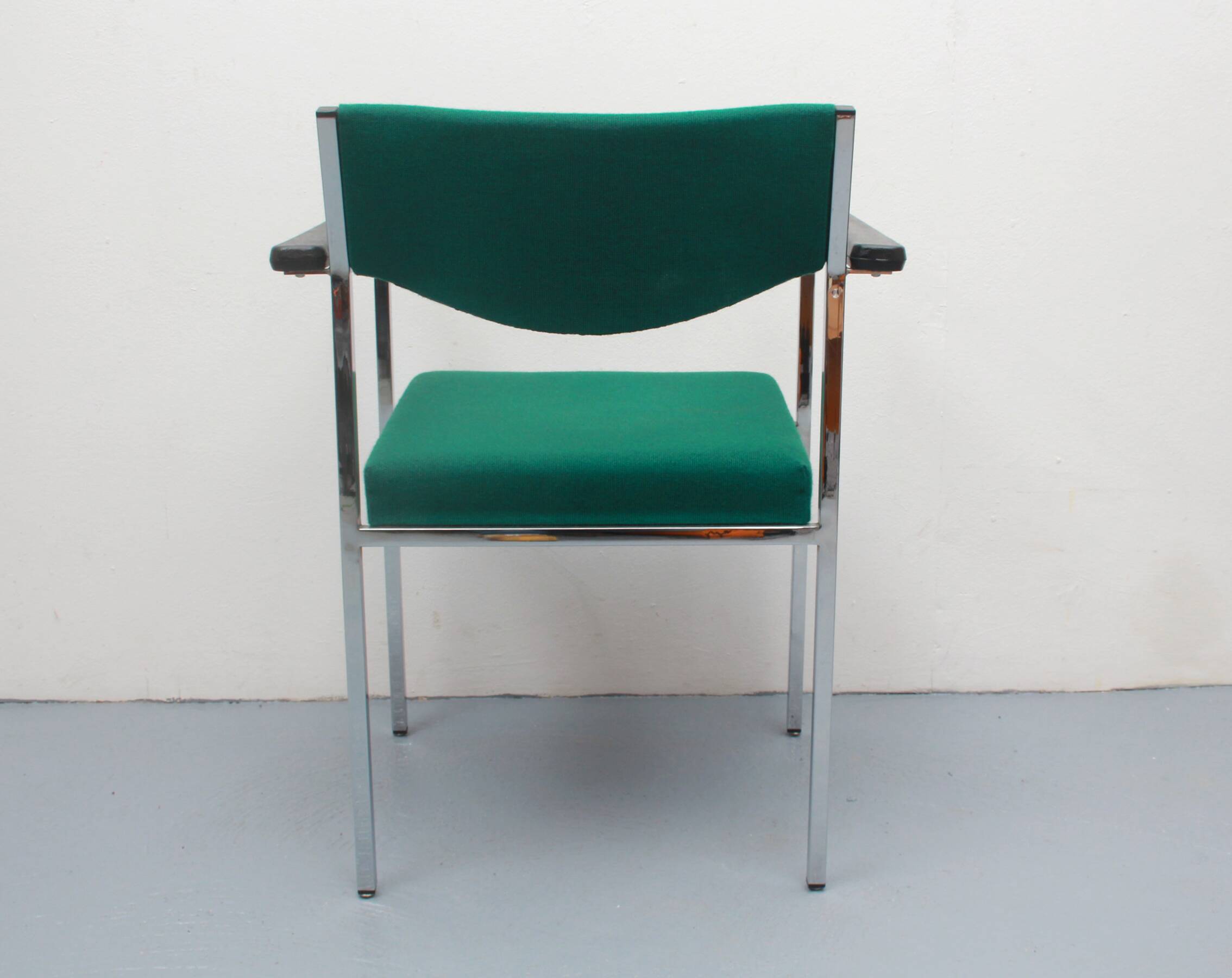 1970s chair in green with armrests