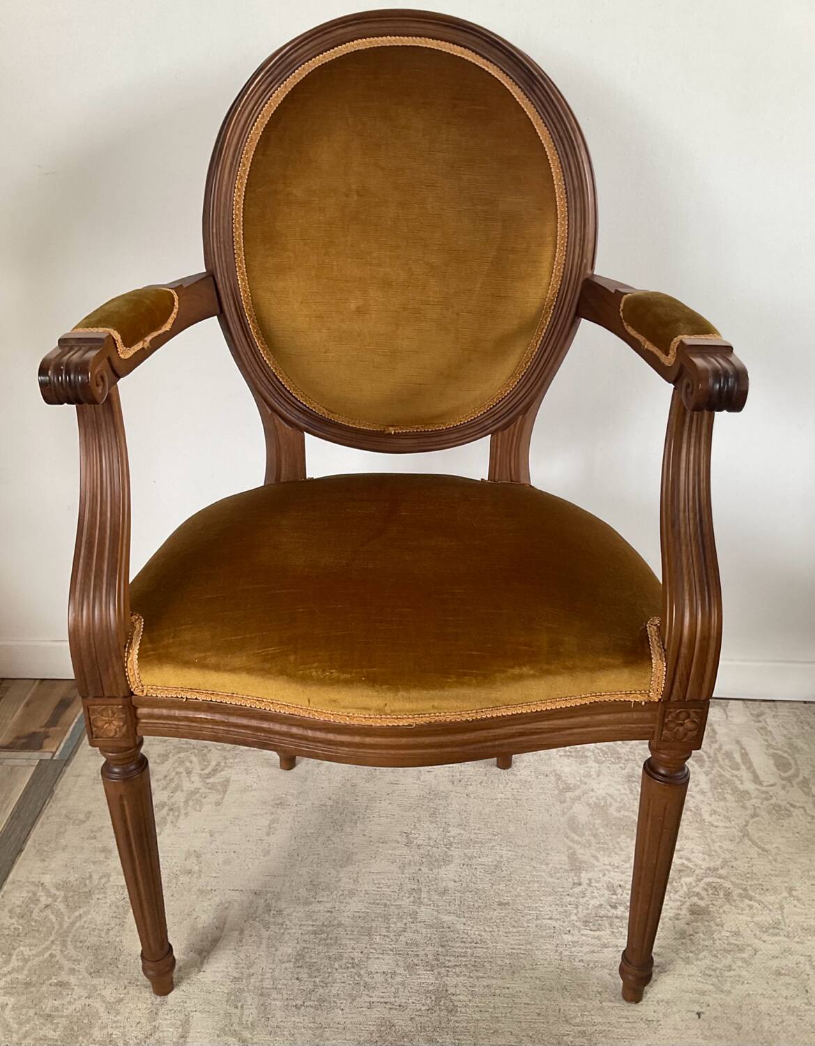 Paire de fauteuils médaillon en bois et velours