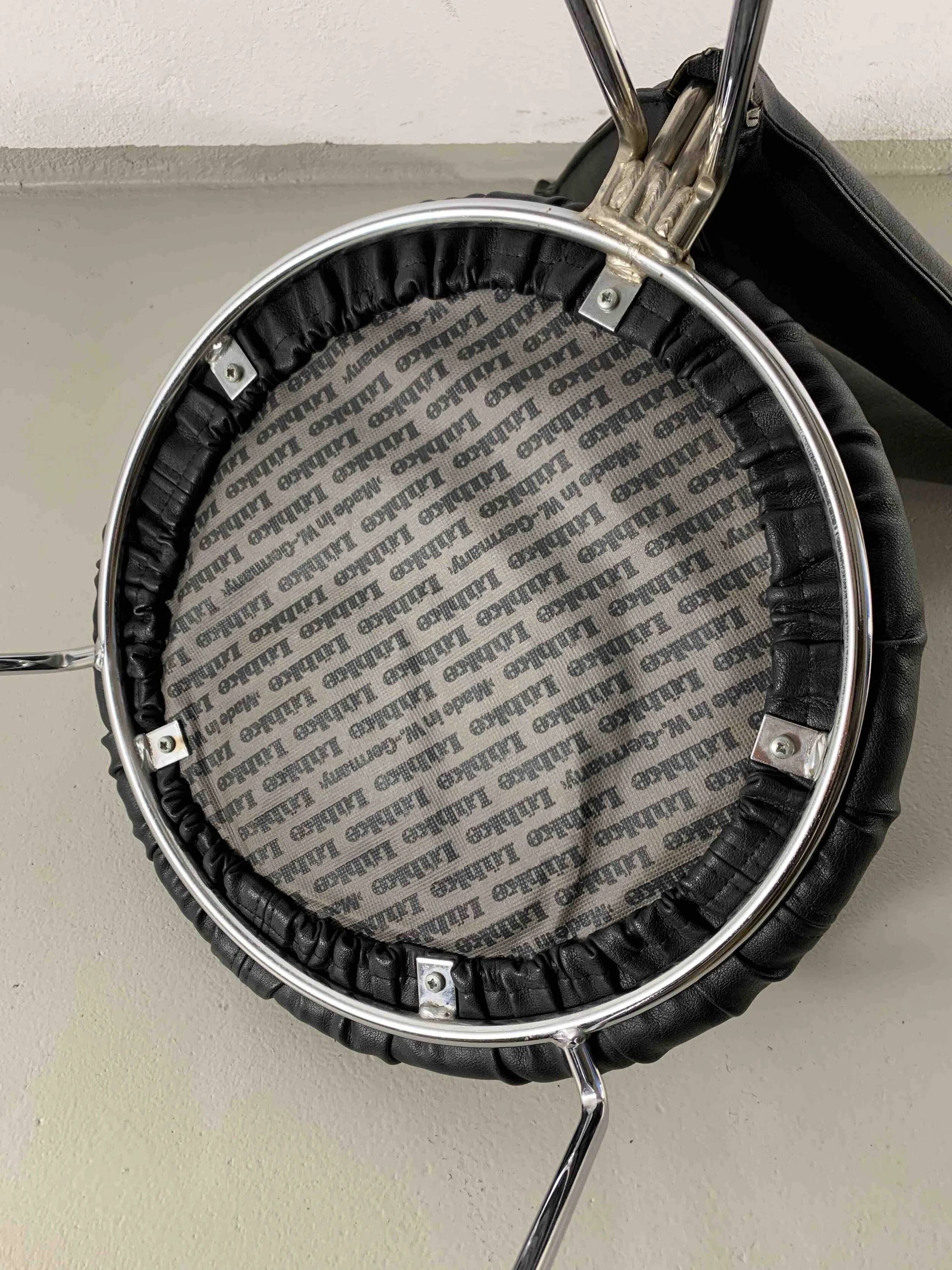 Six chaises en métal recouvertes de similicuir noir, de Lubke, Allemagne, années 1990