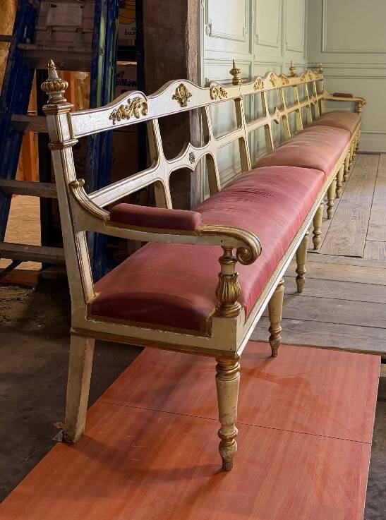 Carved wooden bench, gilded and painted, Italy around 1880, 510cm long.