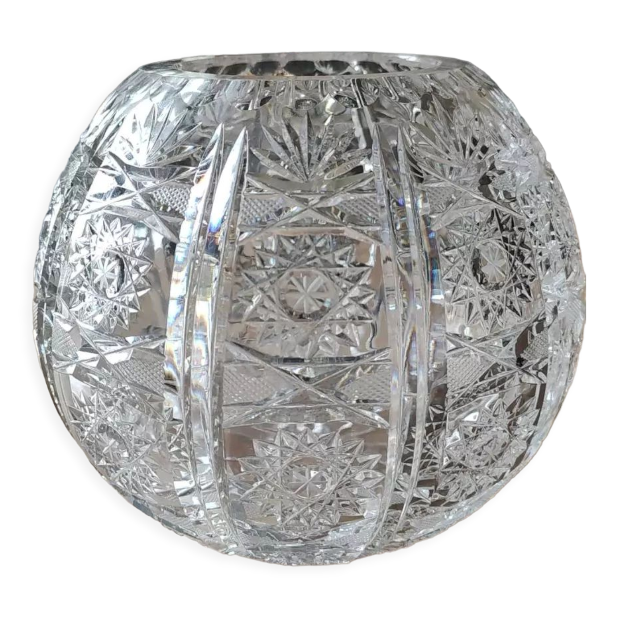 Vase shaped ball in carved Bohemian crystal. Star motifs, diamond braces, hardwoods. Diam 16 cm
