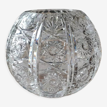Vase forme boule en cristal de Bohème taillé. Motifs étoilés, croisillons losanges, feuillus. Diam 16 cm