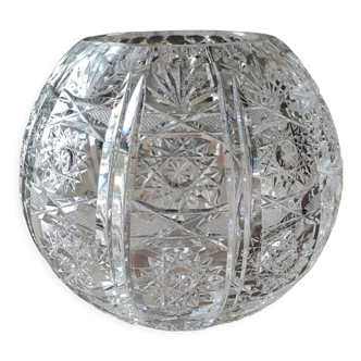 Vase forme boule en cristal de Bohème taillé. Motifs étoilés, croisillons losanges, feuillus. Diam 16 cm