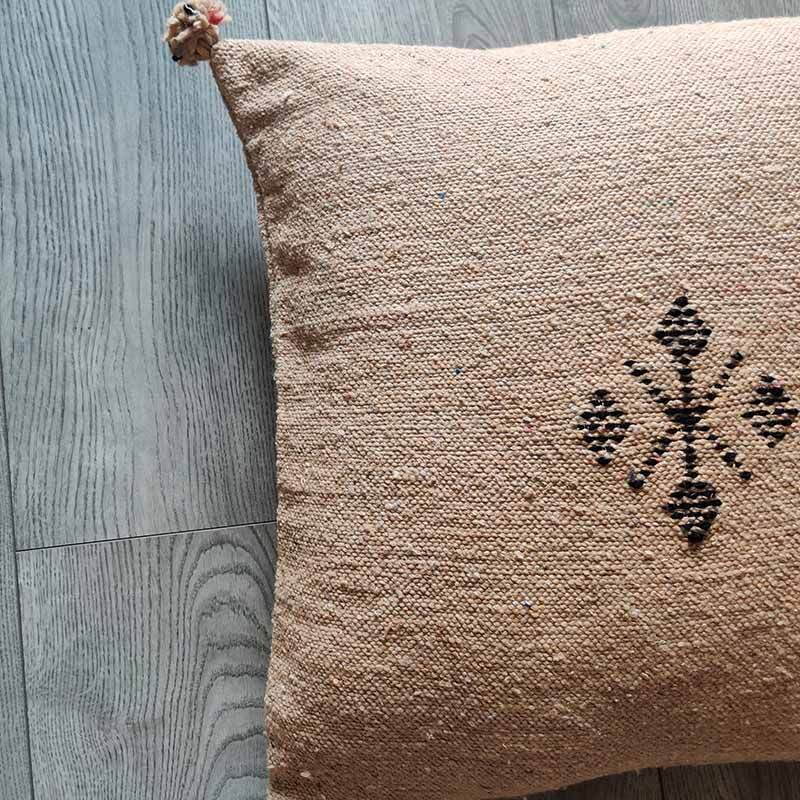 Coussin marocain beige à pompon en coton